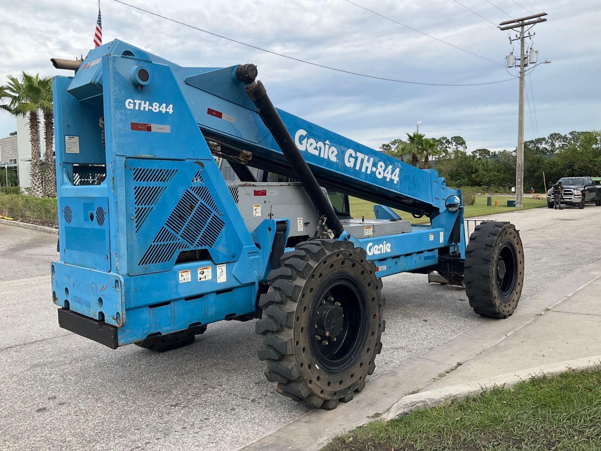 2010 GENIE GTH-844 TELESCOPIC FORKLIFT 8000LB 4x4 - Image 5 of 22