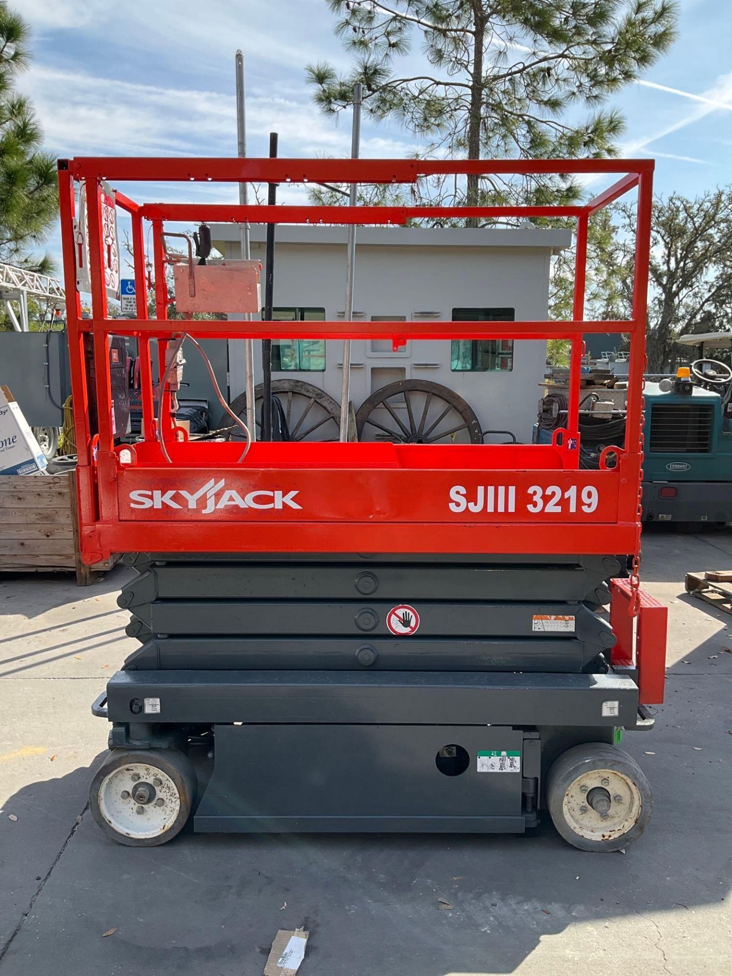 2014 SKYJACK SCISSOR LIFT MODEL SJIII-3219, ELECTRIC, APPROX MAX PLATFORM HEIGHT 19FT, BUILT IN BATT - Image 4 of 14