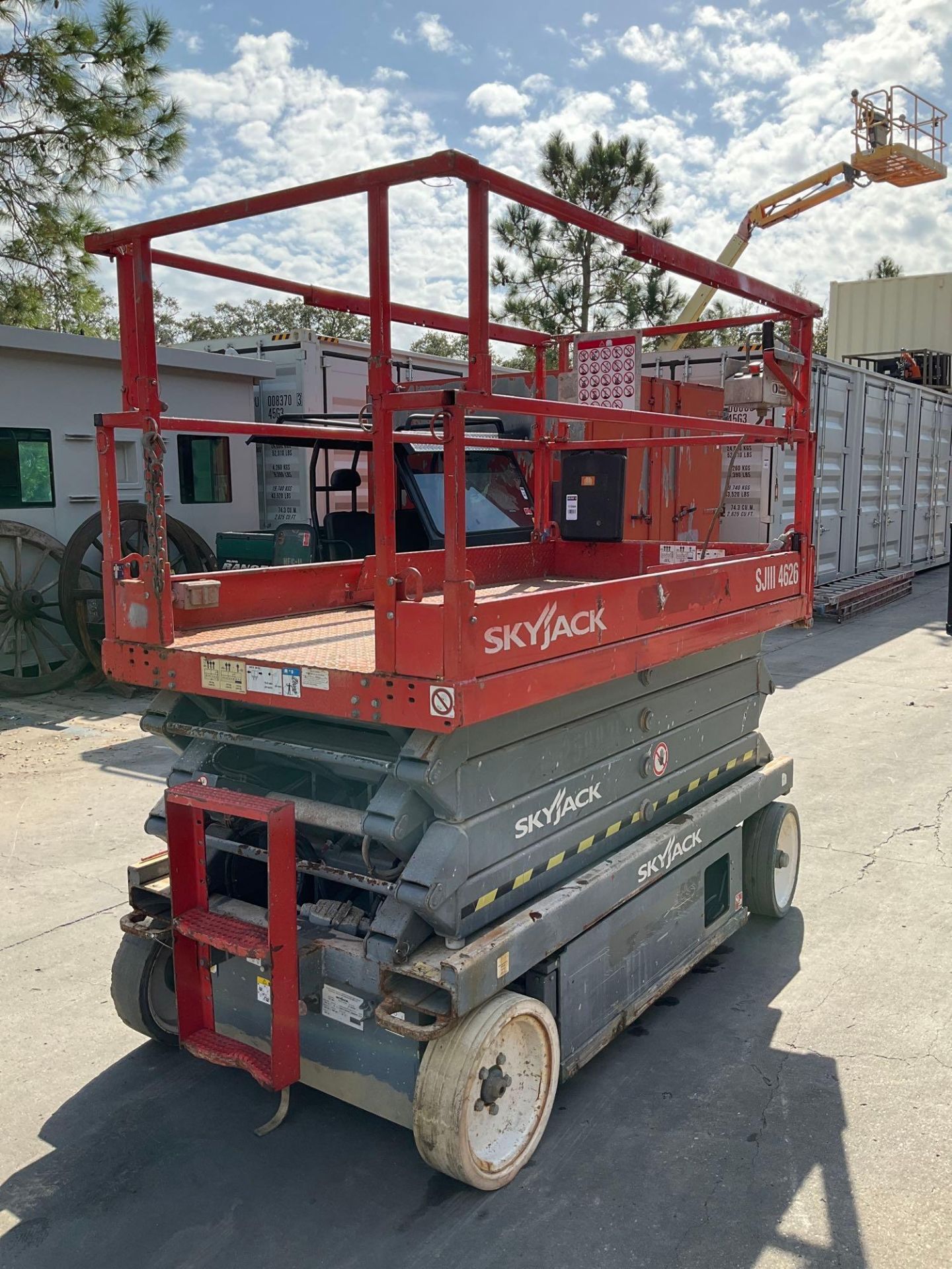 2014 SKYJACK SCISSOR LIFT MODEL SJ 4626, ELECTRIC, APPROX MAX PLATFORM HEIGHT 26FT, BUILT IN BATTERY - Image 3 of 15