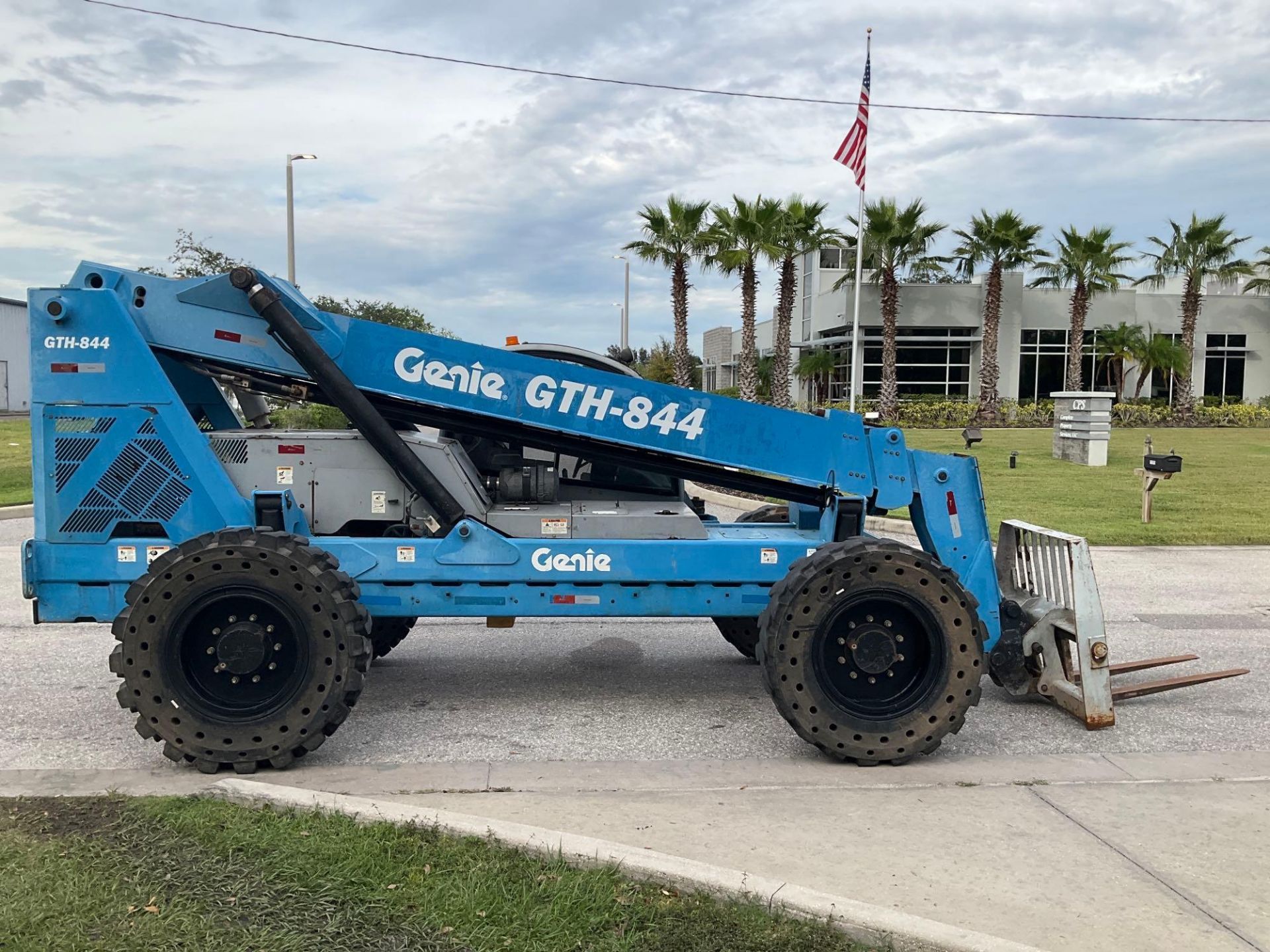 2010 GENIE GTH-844 TELESCOPIC FORKLIFT 8000LB 4x4 - Image 4 of 22