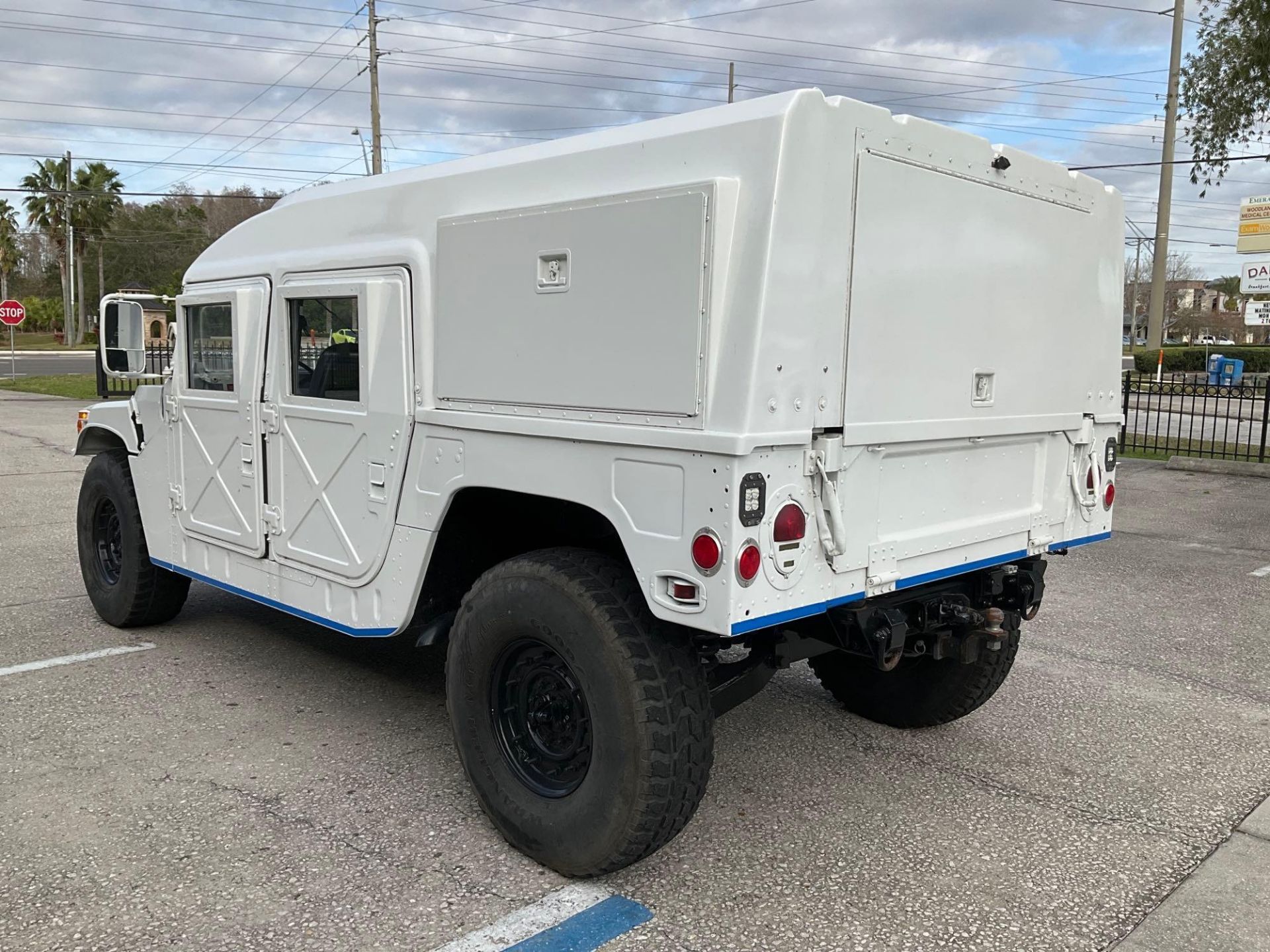 HUMVEE, AUTOMATIC, POWER STEERING, WINCH, GENERATOR SYSTEM, MANUAL WINDOWS, STEREO, BACK UP CAMERA, - Image 5 of 34