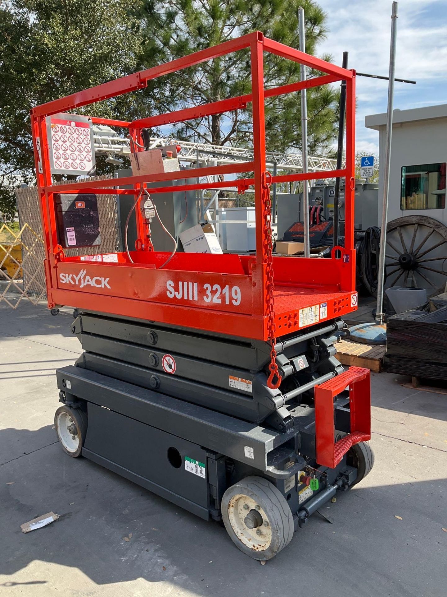 2014 SKYJACK SCISSOR LIFT MODEL SJIII-3219, ELECTRIC, APPROX MAX PLATFORM HEIGHT 19FT, BUILT IN BATT - Image 5 of 14