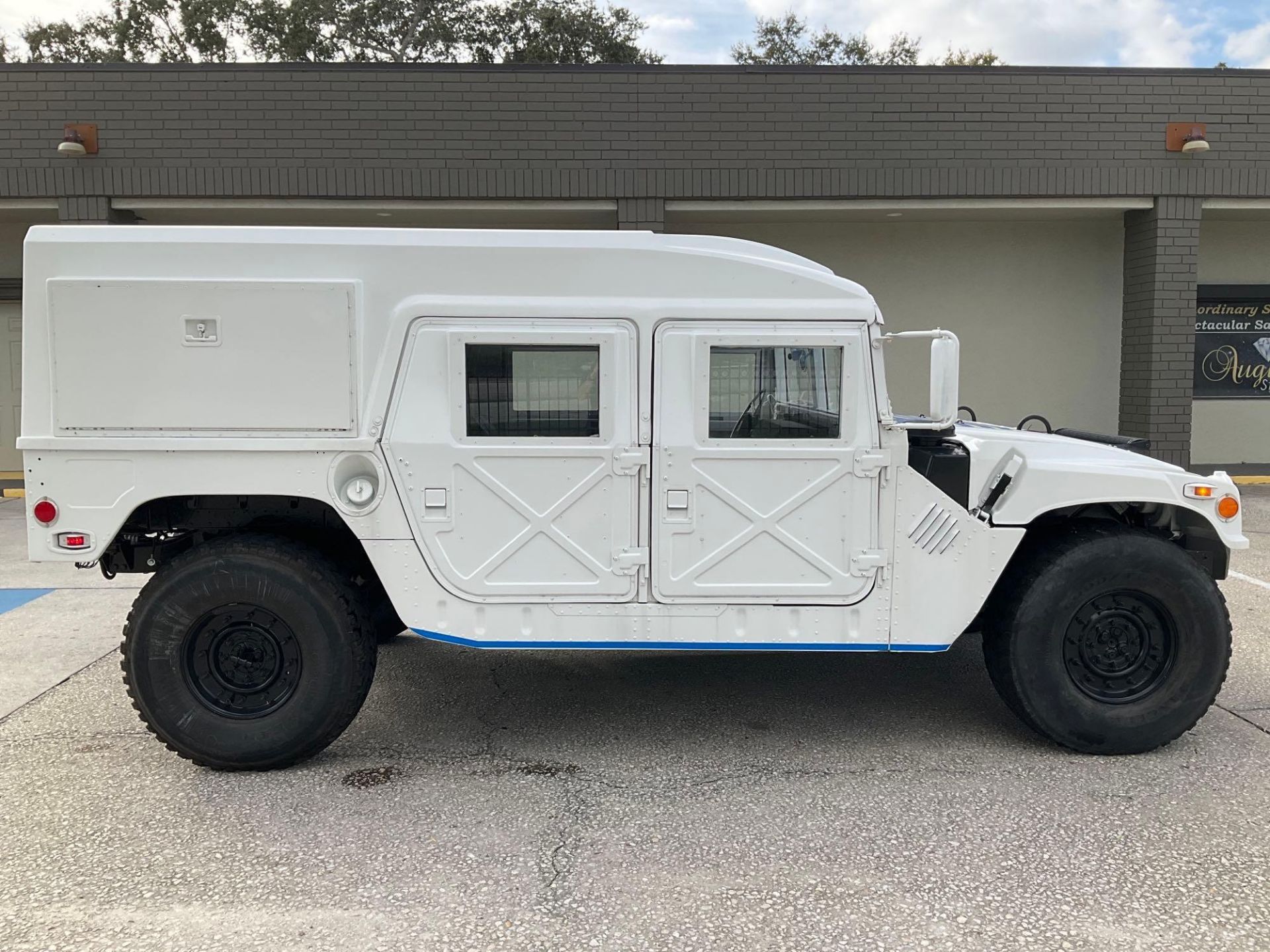 HUMVEE, AUTOMATIC, POWER STEERING, WINCH, GENERATOR SYSTEM, MANUAL WINDOWS, STEREO, BACK UP CAMERA, - Image 15 of 34