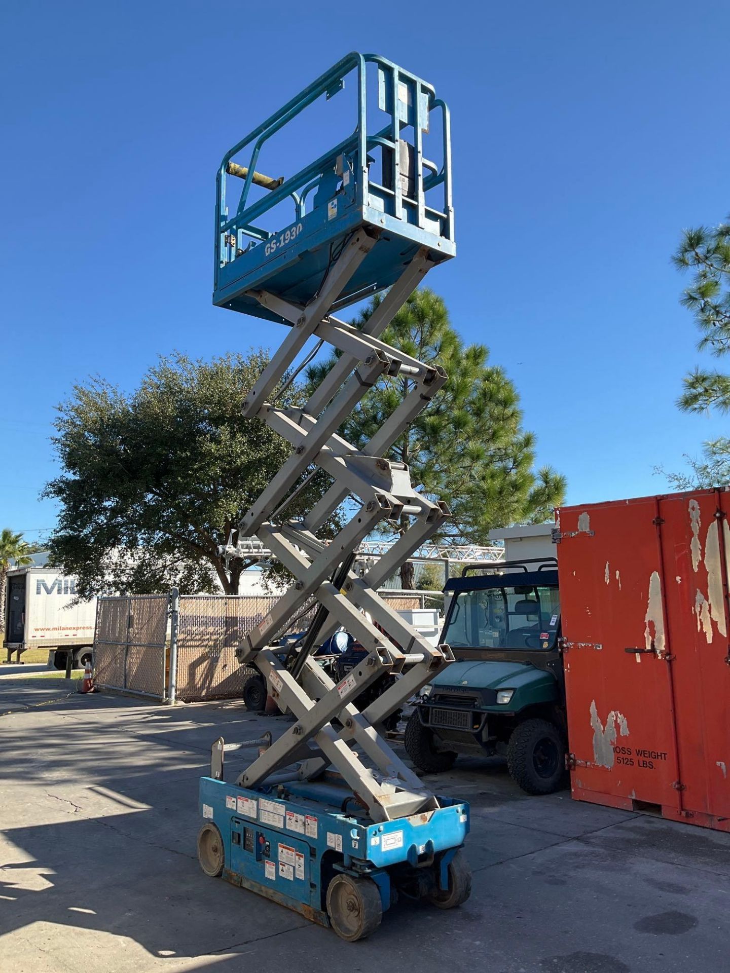 2014 GENIE SCISSOR LIFT MODEL GS1930, ELECTRIC, APPROX MAX PLATFORM HEIGHT 19FT, BUILT IN BATTERY CH - Image 2 of 16