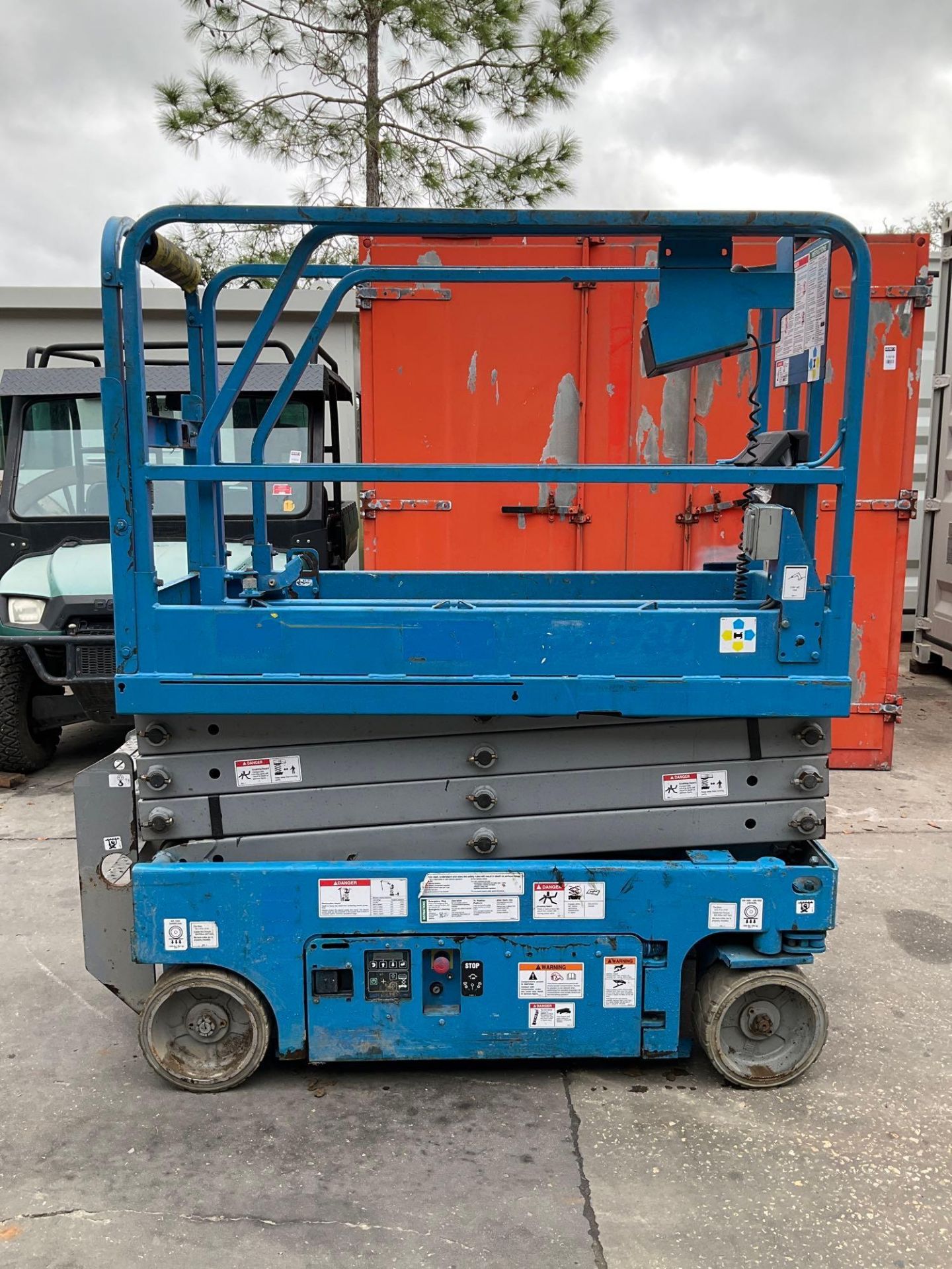GENIE SCISSOR LIFT MODEL GS1930, ELECTRIC, APPROX MAX PLATFORM HEIGHT 19FT, BUILT IN BATTERY CHARGER - Image 6 of 16