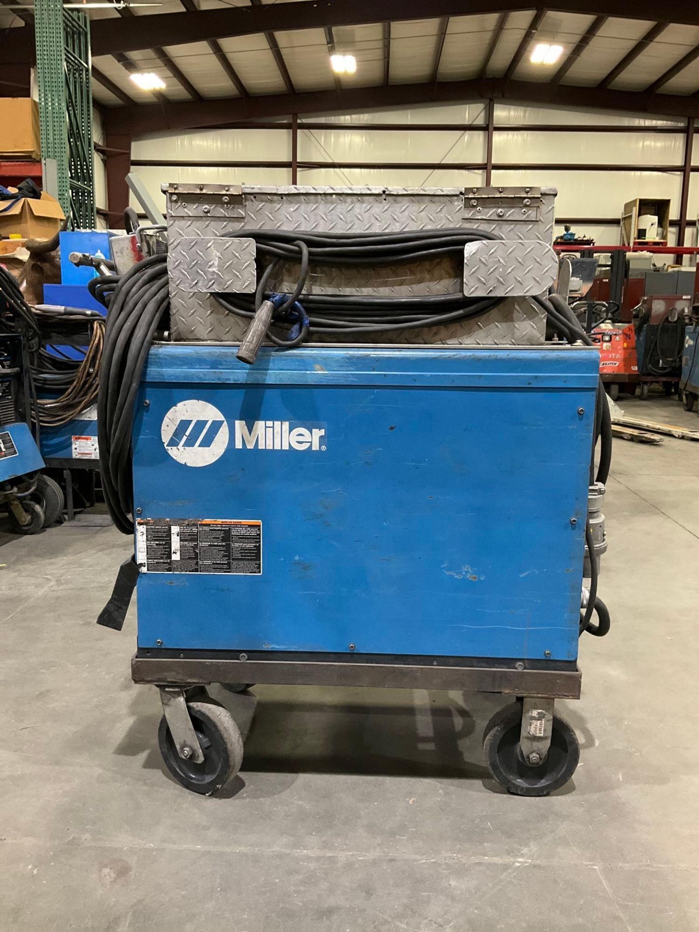 MILLER GOLD STAR 452 CC DC WELDER ON WHEELS WITH LEDS & STORGE BOX ATTACHED , PHASE 3, APPROX 230/46 - Image 2 of 14