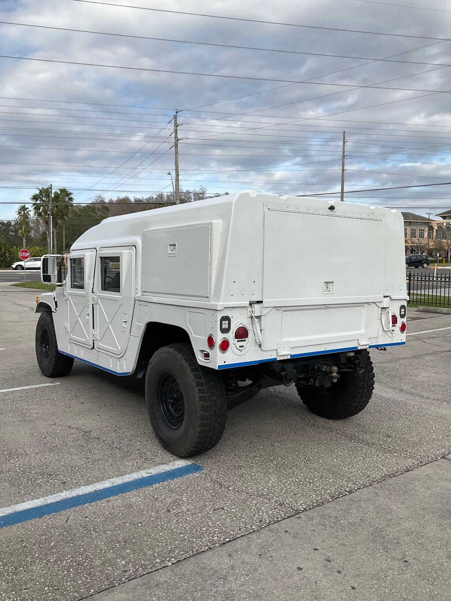 HUMVEE, AUTOMATIC, POWER STEERING, WINCH, GENERATOR SYSTEM, MANUAL WINDOWS, STEREO, BACK UP CAMERA, - Image 6 of 34