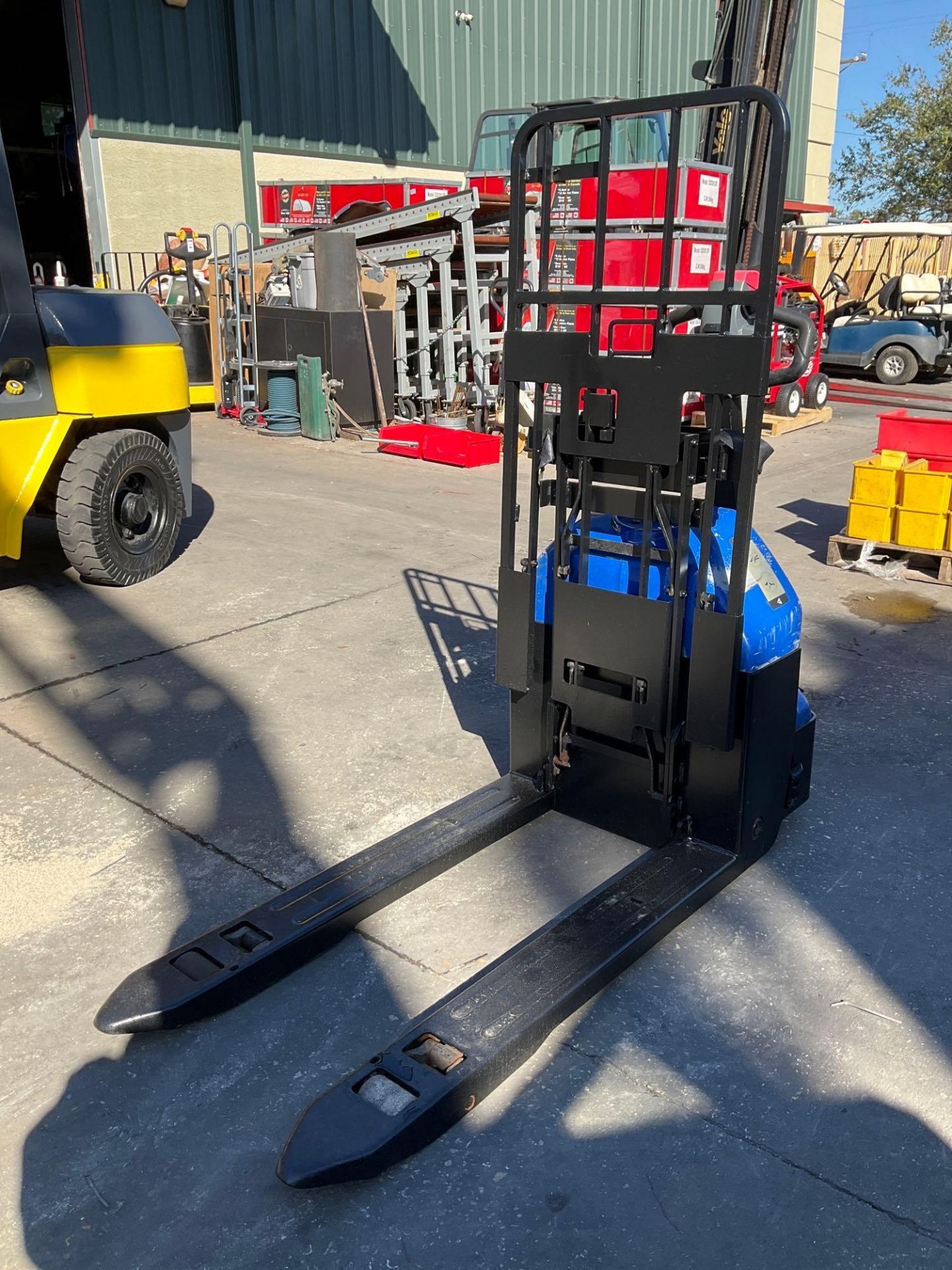 2017 BIG JOE PALLET JACK MODEL EZ-40, ELECTRIC , APPROX MAX CAPACITY 4000, BUILT IN BATTERY CHARGER, - Image 5 of 10