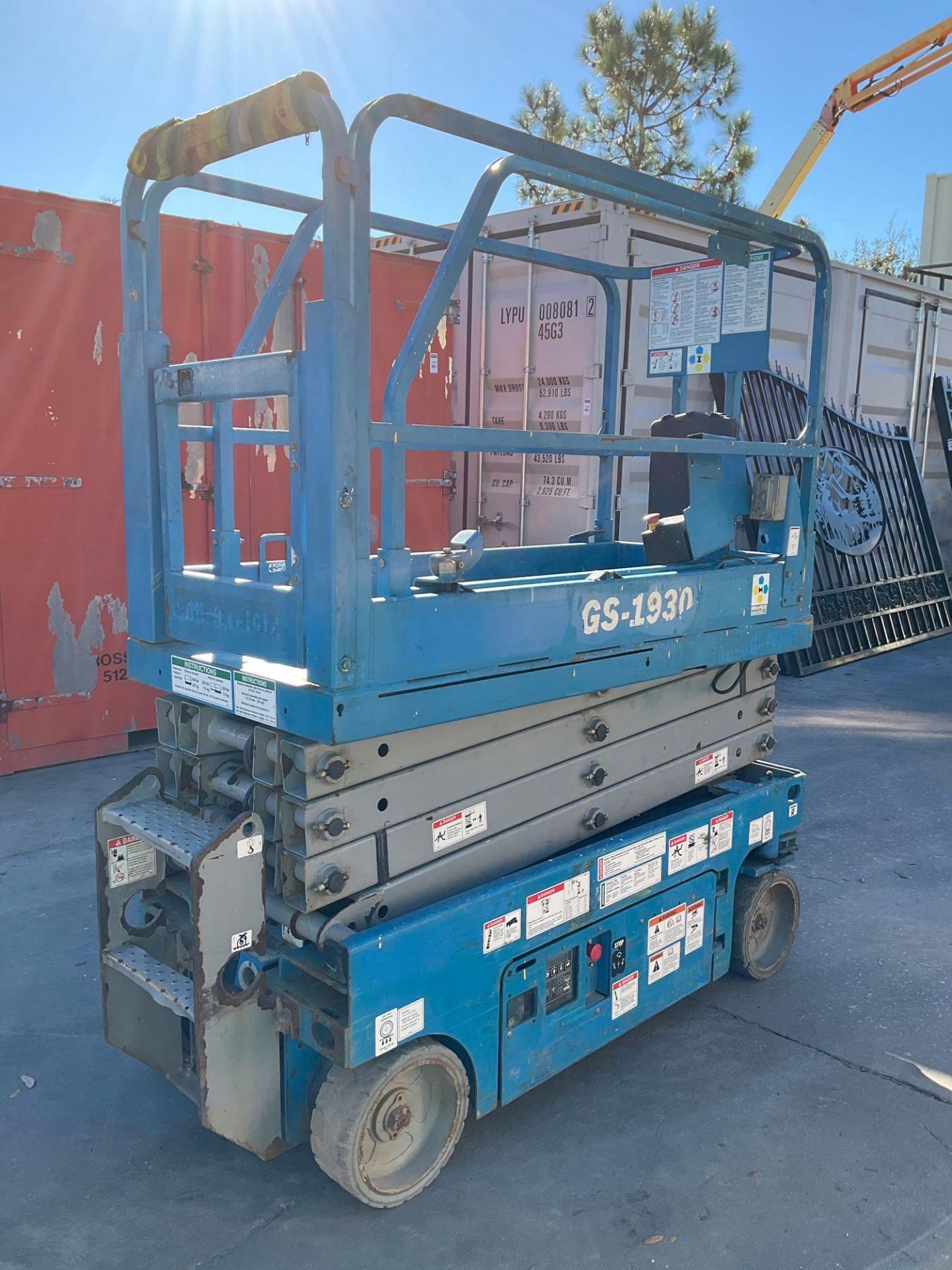 2014 GENIE SCISSOR LIFT MODEL GS1930, ELECTRIC, APPROX MAX PLATFORM HEIGHT 19FT, BUILT IN BATTERY CH - Image 3 of 16