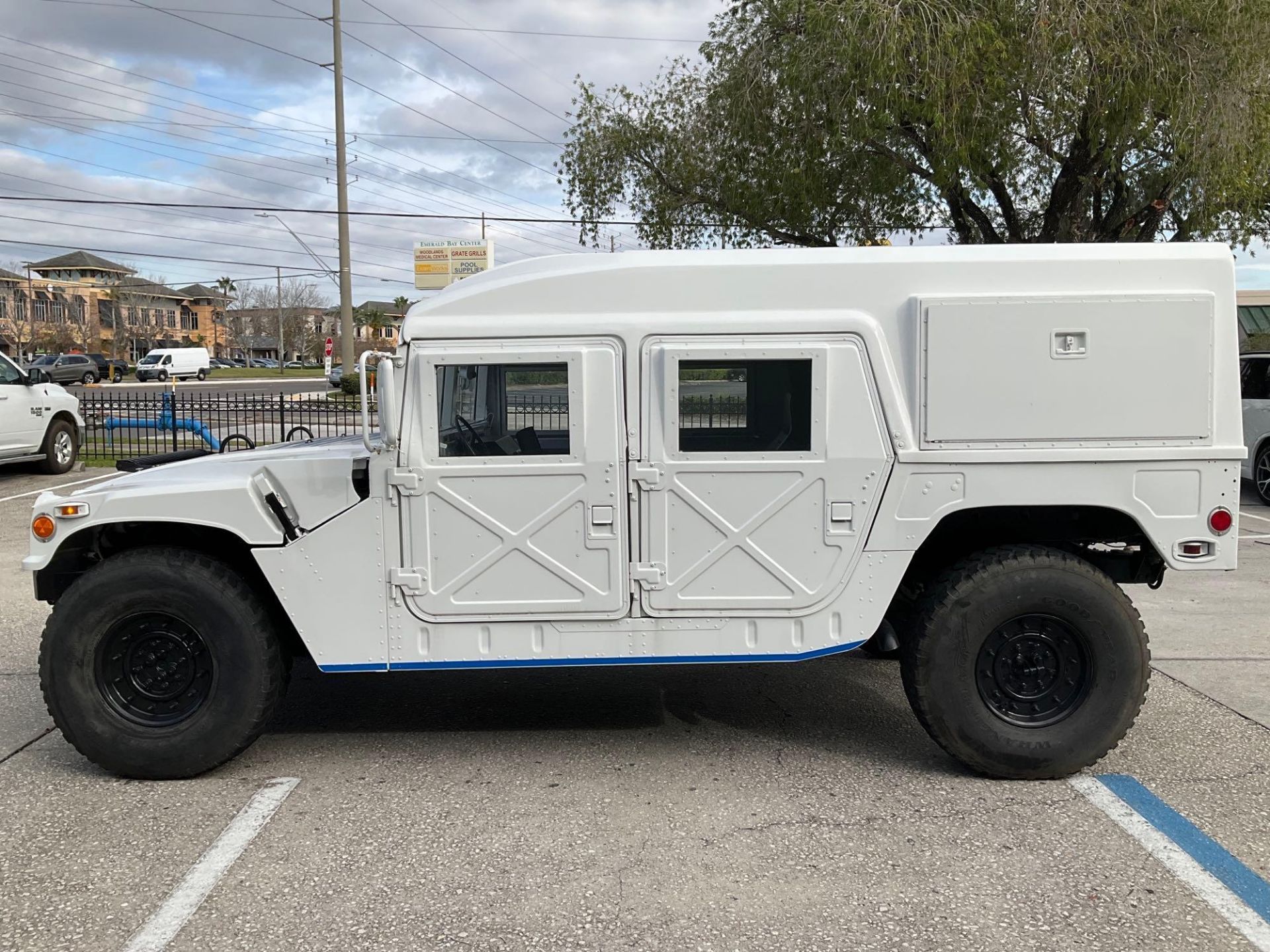 HUMVEE, AUTOMATIC, POWER STEERING, WINCH, GENERATOR SYSTEM, MANUAL WINDOWS, STEREO, BACK UP CAMERA, - Image 3 of 34