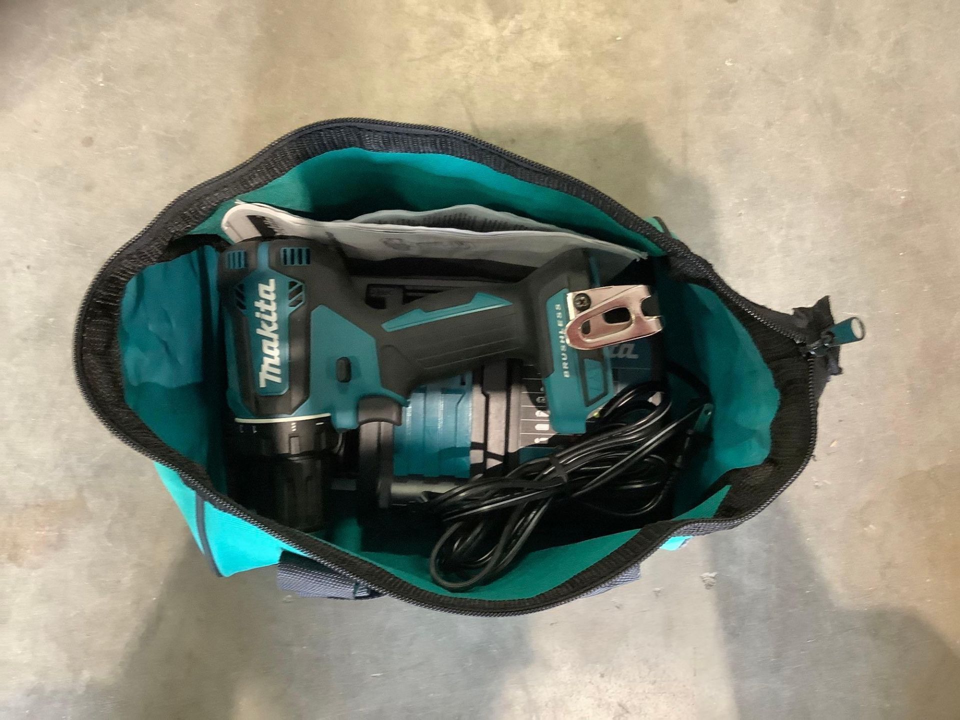 ( 1 )MAKITA BRUSHLESS CORDLESS DRIVER DRILL MODEL XFD13, RECONDITION , ( 1 ) 18V LITHIUM ION BATTERY - Image 6 of 9