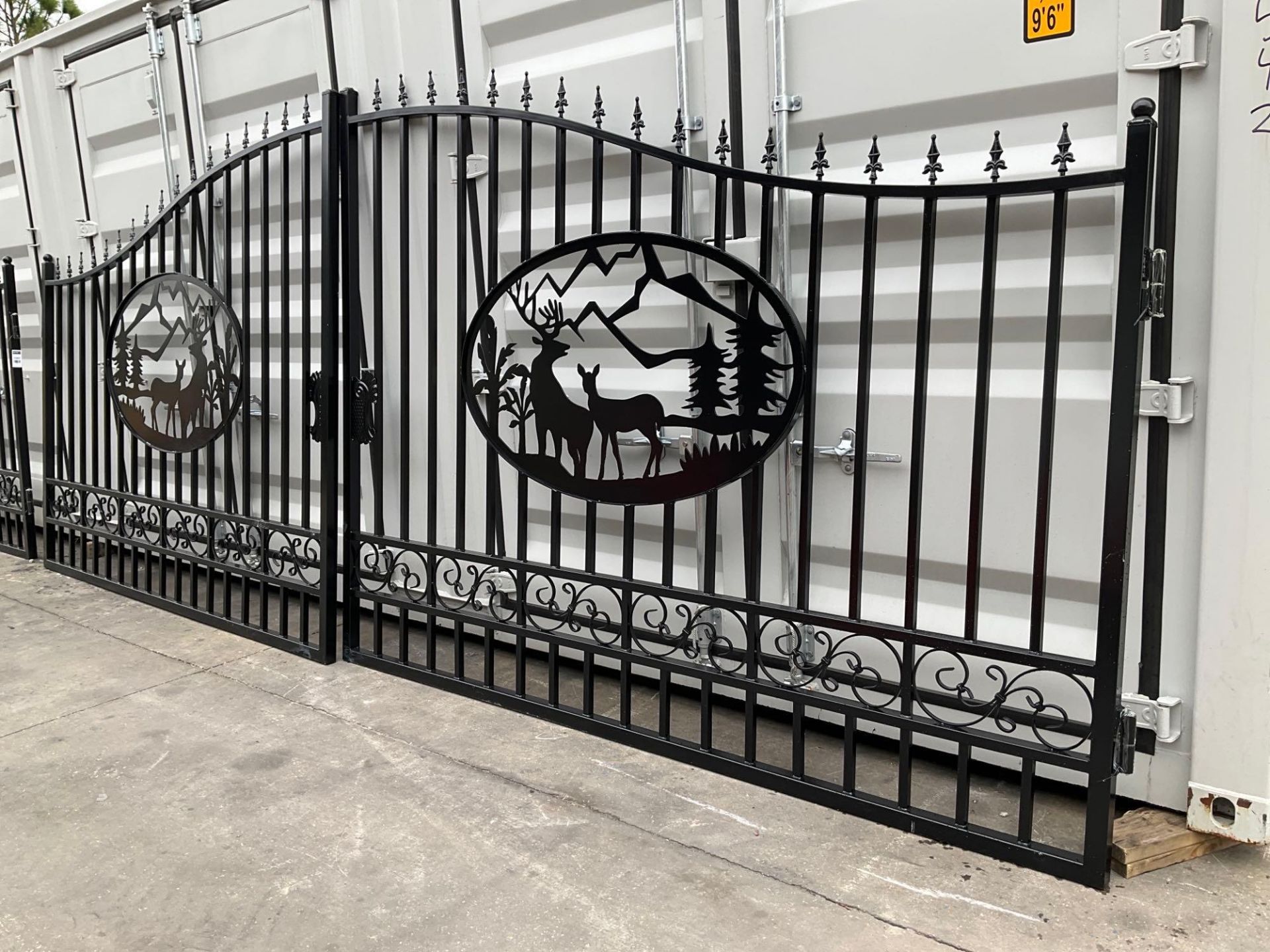 SET OF UNUSED GREAT BEAR 20FT BI PARTING WROUGHT IRON GATES, 10FT EACH PIECE (20' TOTAL WIDTH). 2 PI - Image 3 of 4