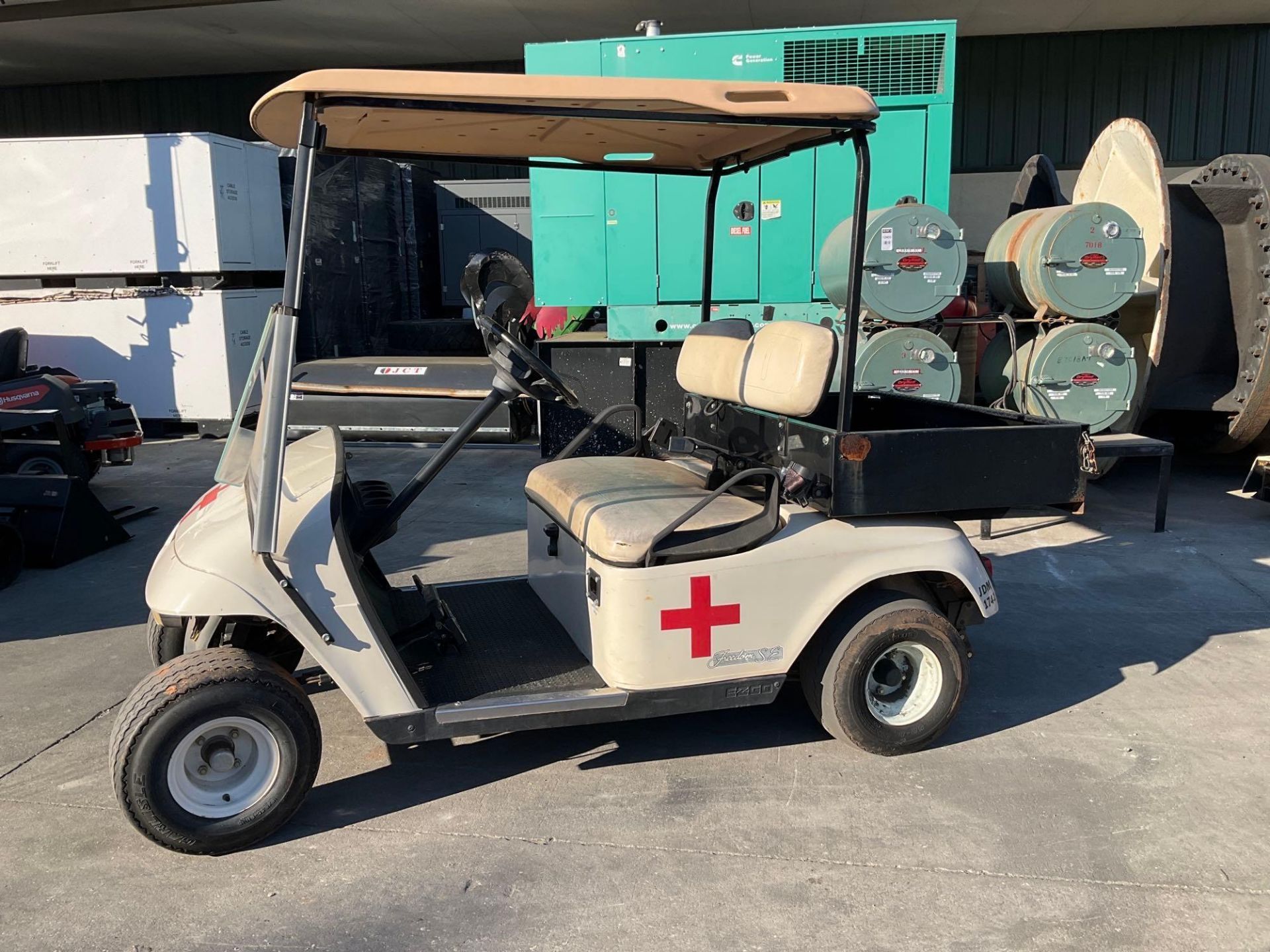 EZ-GO FREEDOM SE TEXTRON GOLF CART MODEL TXTEF SE, ELECTRIC, UTILITY/STORAGE BED, BILL OF SALE ONLY, - Image 2 of 11