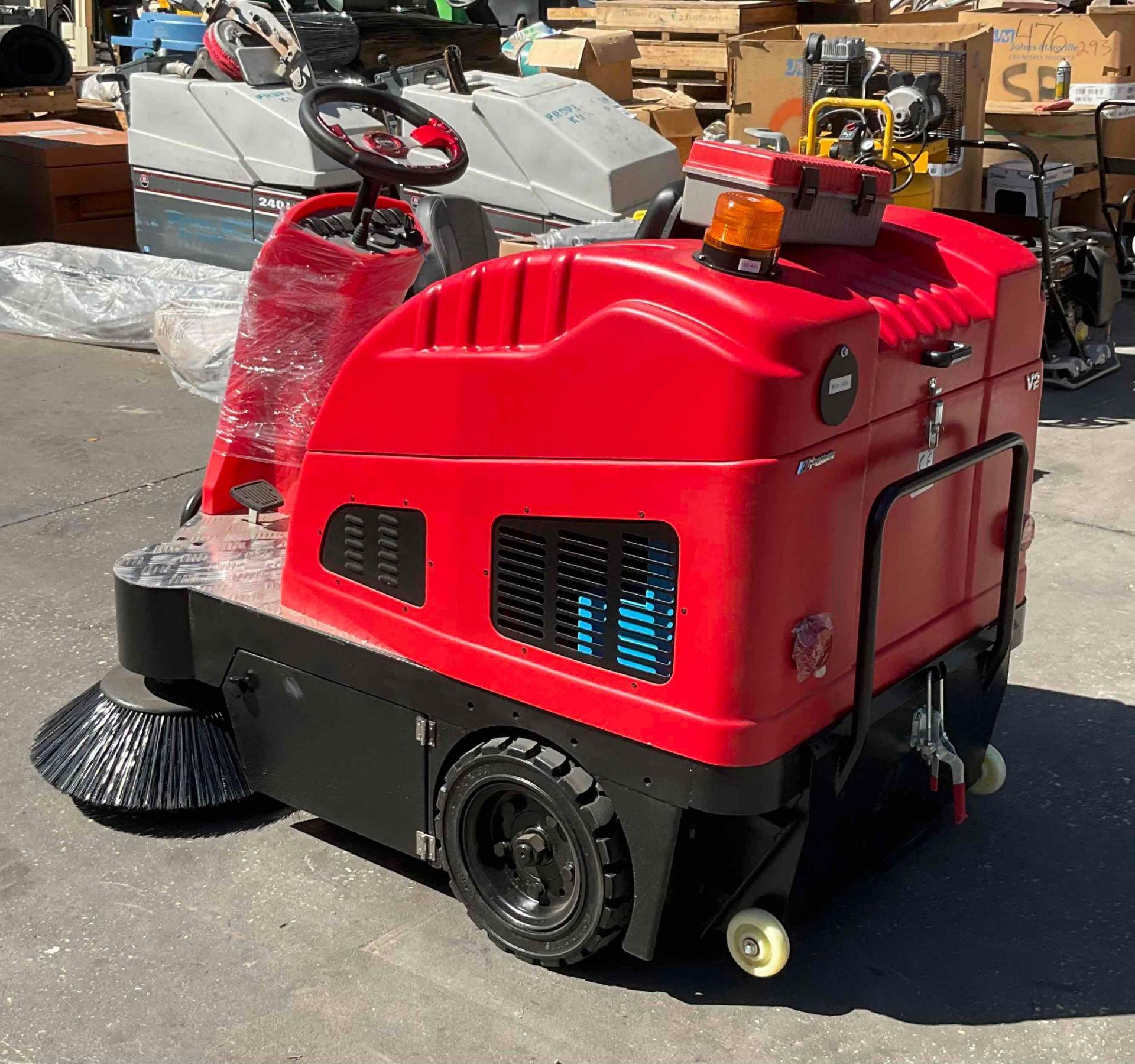 2022 AOKEQI OS-V2 RIDE ON FLOOR SWEEPER, ELECTRIC, APPROX SWEEPING WIDTH 55"