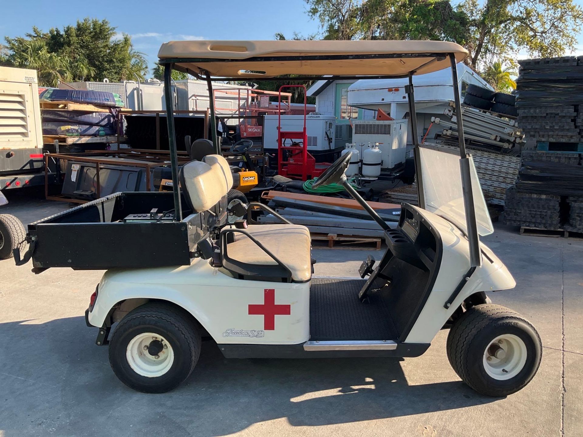 EZ-GO FREEDOM SE TEXTRON GOLF CART MODEL TXTEF SE, ELECTRIC, UTILITY/STORAGE BED, BILL OF SALE ONLY, - Image 5 of 11