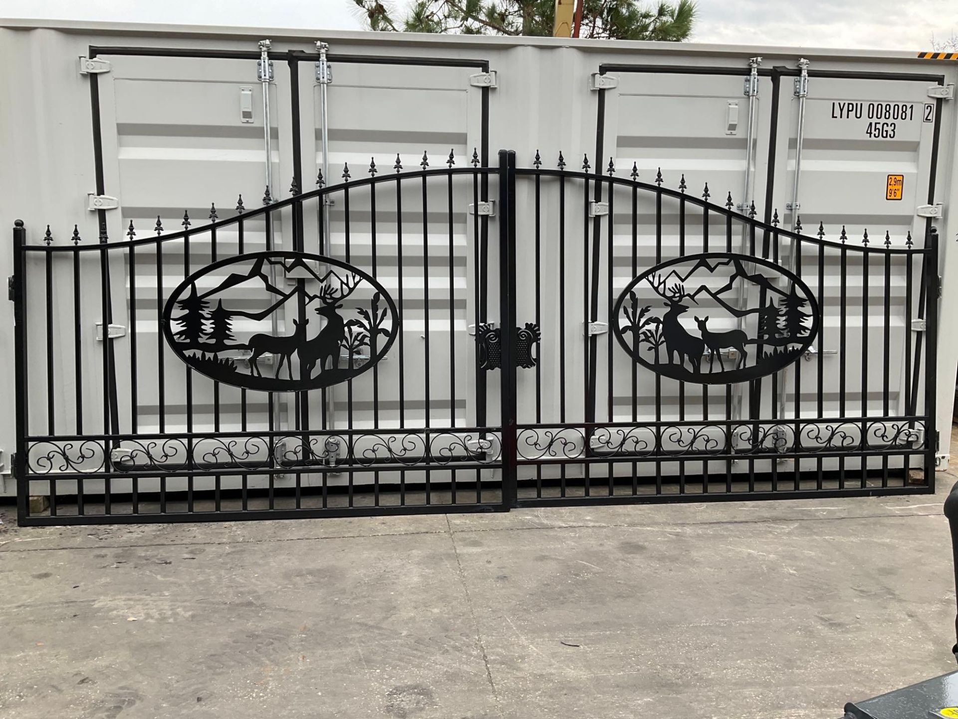 SET OF UNUSED GREAT BEAR 20FT BI PARTING WROUGHT IRON GATES, 10FT EACH PIECE (20' TOTAL WIDTH). 2 PI - Image 2 of 4