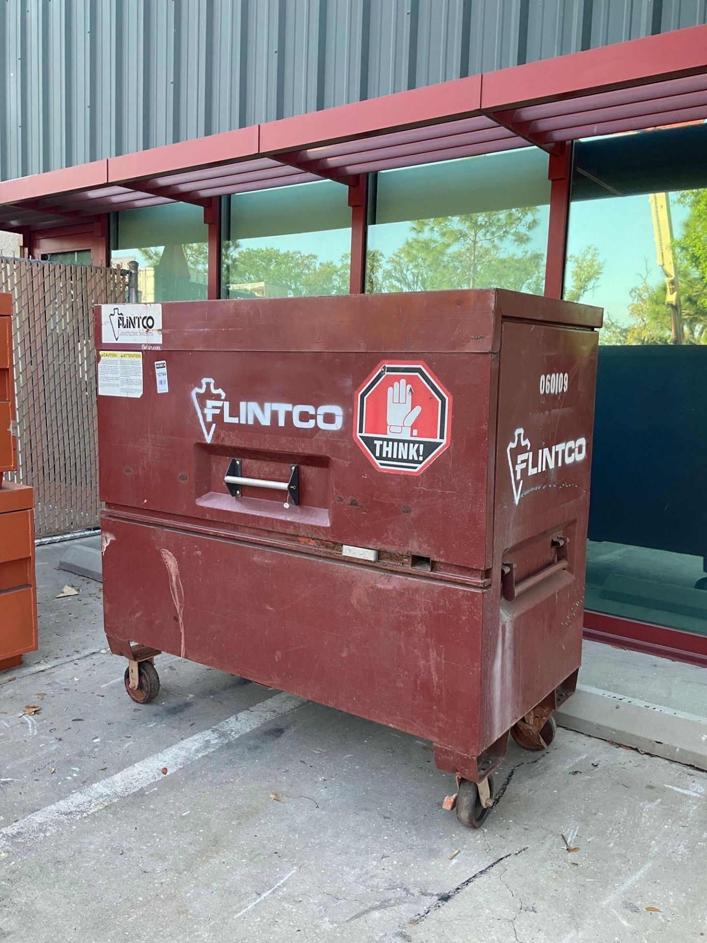 INDUSTRIAL TOOL BOX ON WHEELS