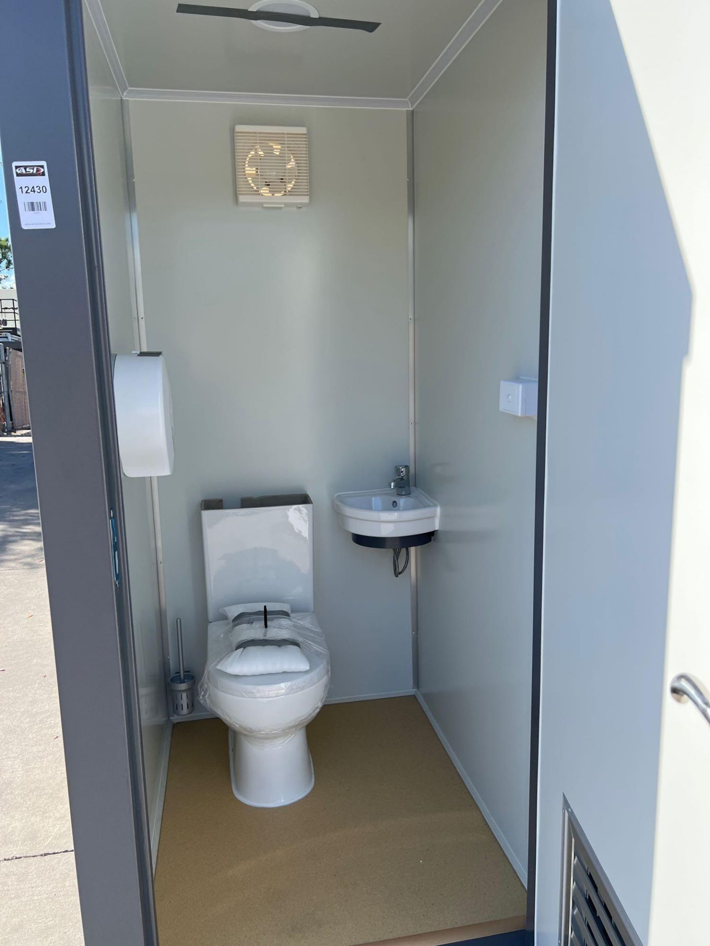 UNUSED PORTABLE DOUBLE BATHROOM UNIT, 2 STALLS, ELECTRIC & PLUMBING HOOK UP WITH EXTERIOR PLUMBING C - Image 9 of 13