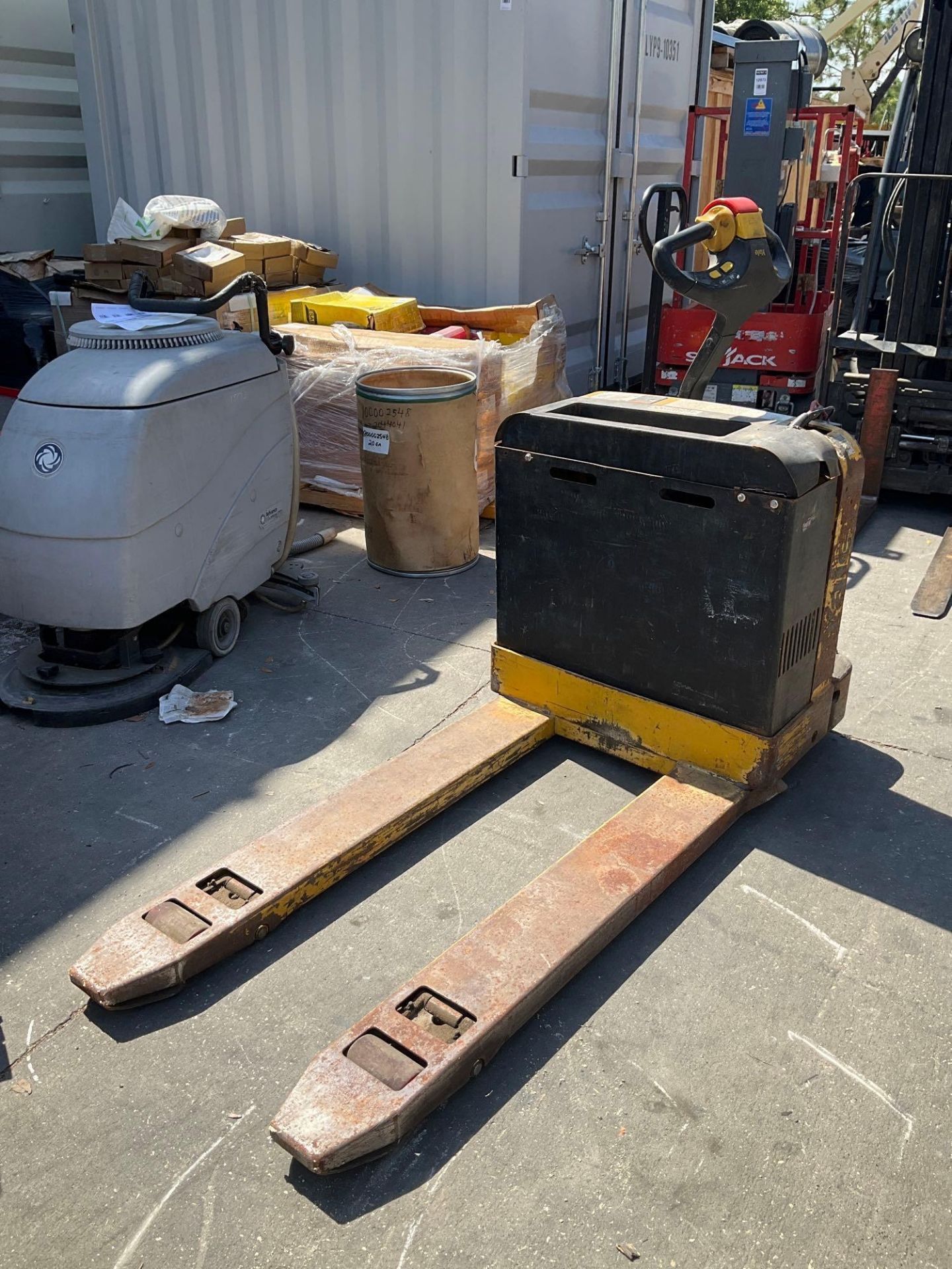 YALE PALLET JACK MODEL MPB040-EN24T2748, ELECTRIC, 24 VOLTS, APPROX MAX CAPACITY 4000LBS, BUILT IN B - Image 5 of 12