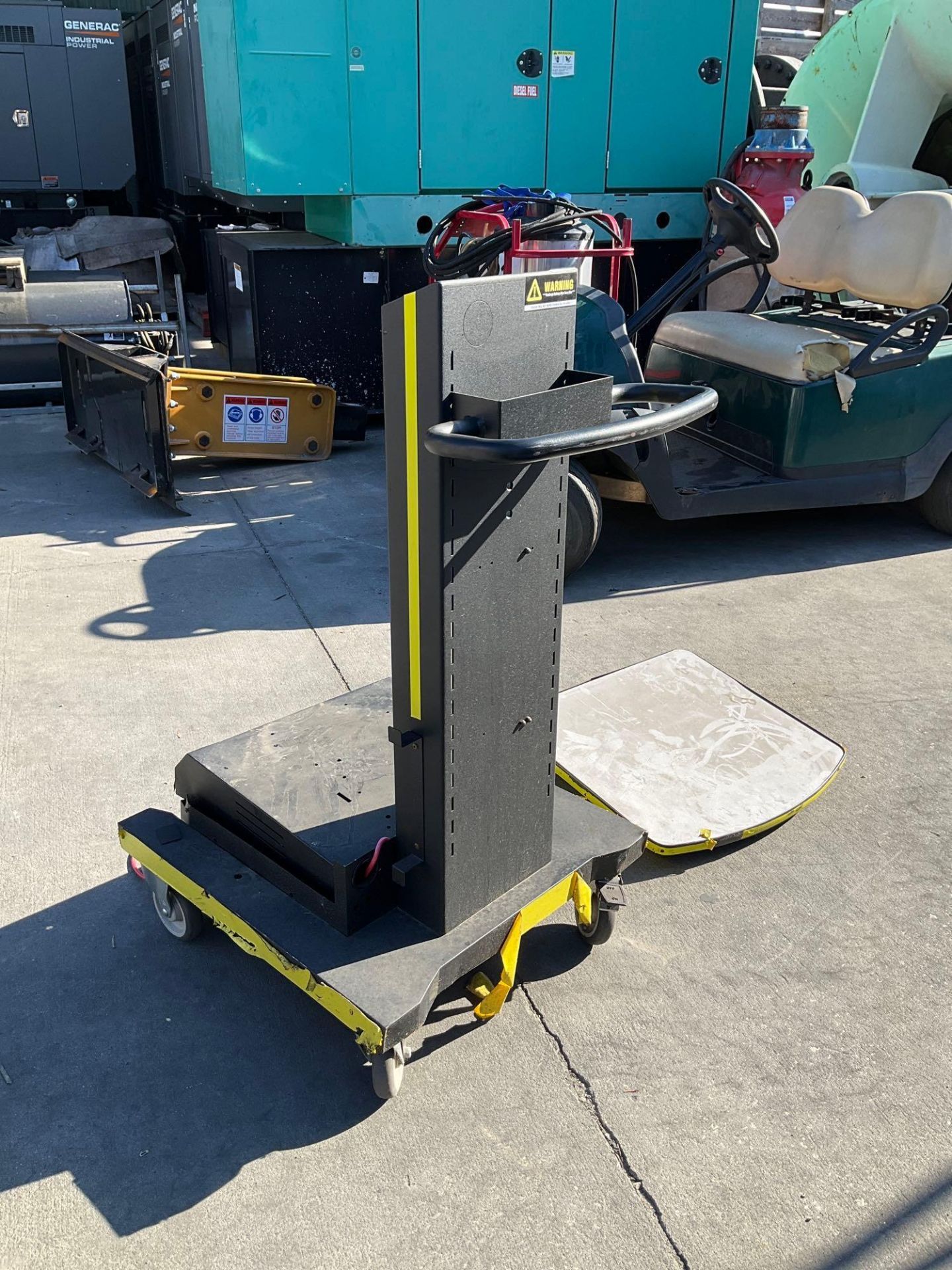 N NEWCASTLE SYSTEMS MOBILE CART WITH BUILT IN BATTERY CHARGER ( DAMAGED DURING SHIPPING ) - Image 5 of 8