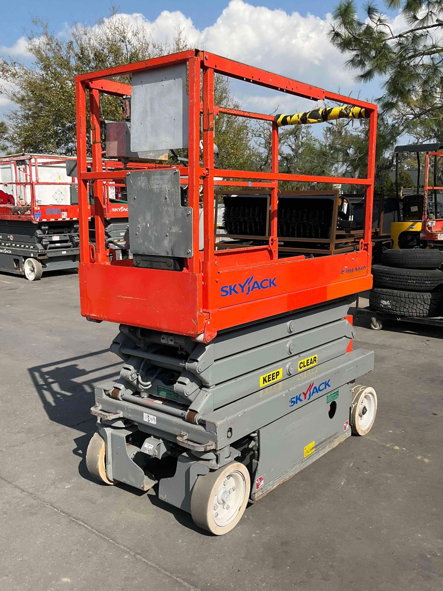 SKYJACK SCISSOR LIFT MODEL SJIII 3219, ELECTRIC, APPROX MAX PLATFORM HEIGHT 19FT, NON MARKING TIRES, - Image 5 of 13