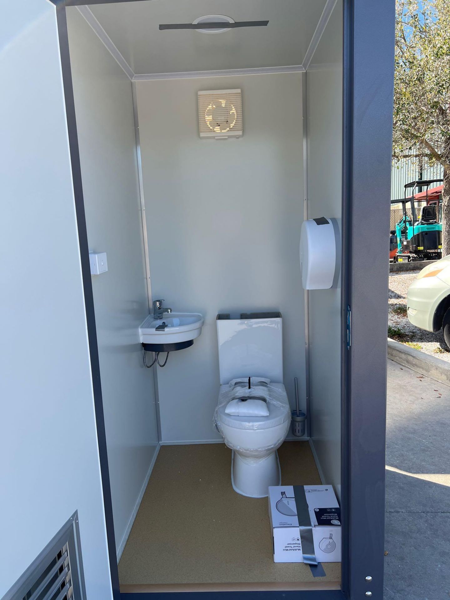 UNUSED PORTABLE DOUBLE BATHROOM UNIT, 2 STALLS, ELECTRIC & PLUMBING HOOK UP WITH EXTERIOR PLUMBING C - Image 10 of 13