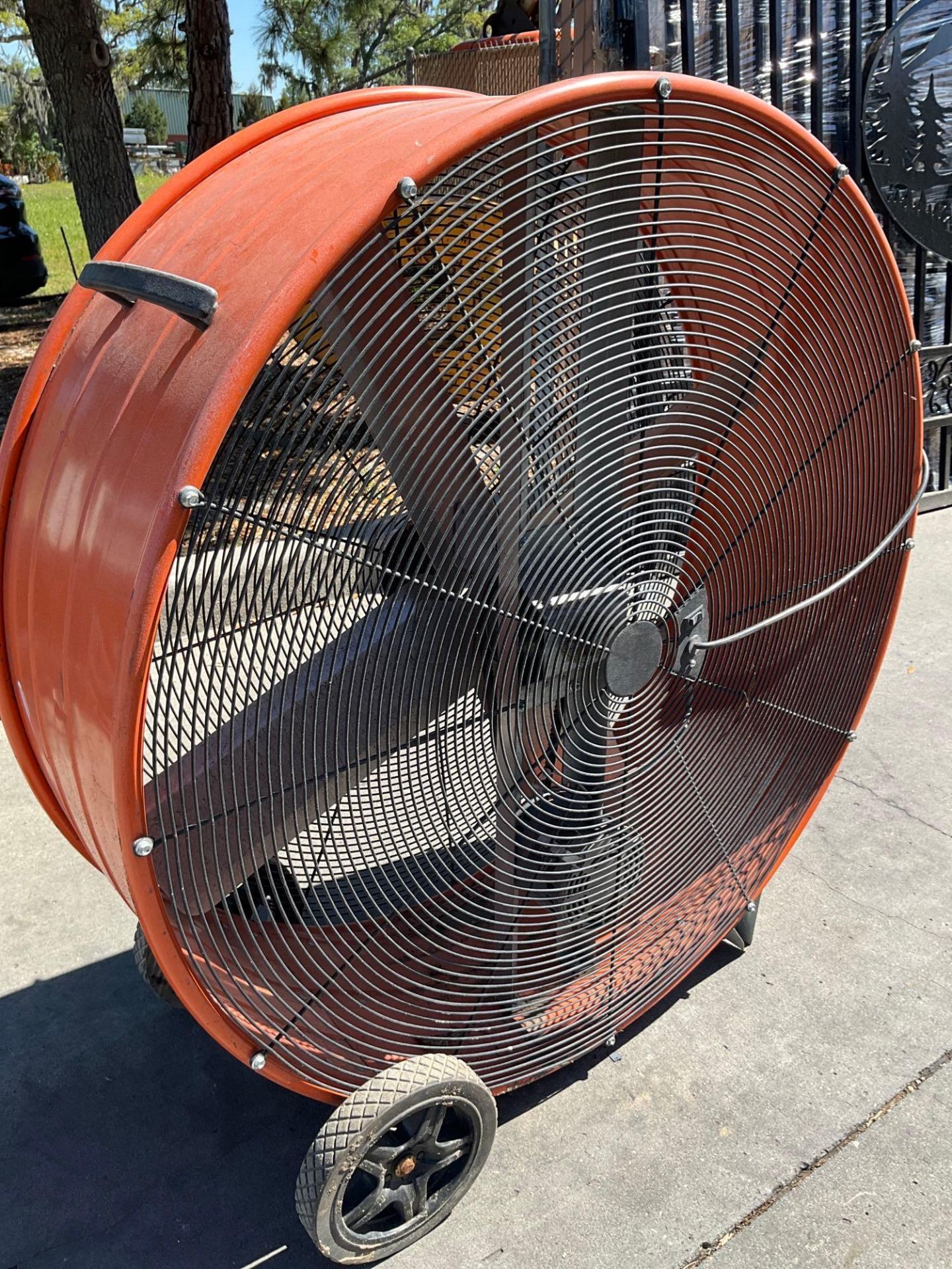 VENTAMATIC BARREL FAN ON WHEELS , ELECTRIC, POWERS ON - Image 4 of 4