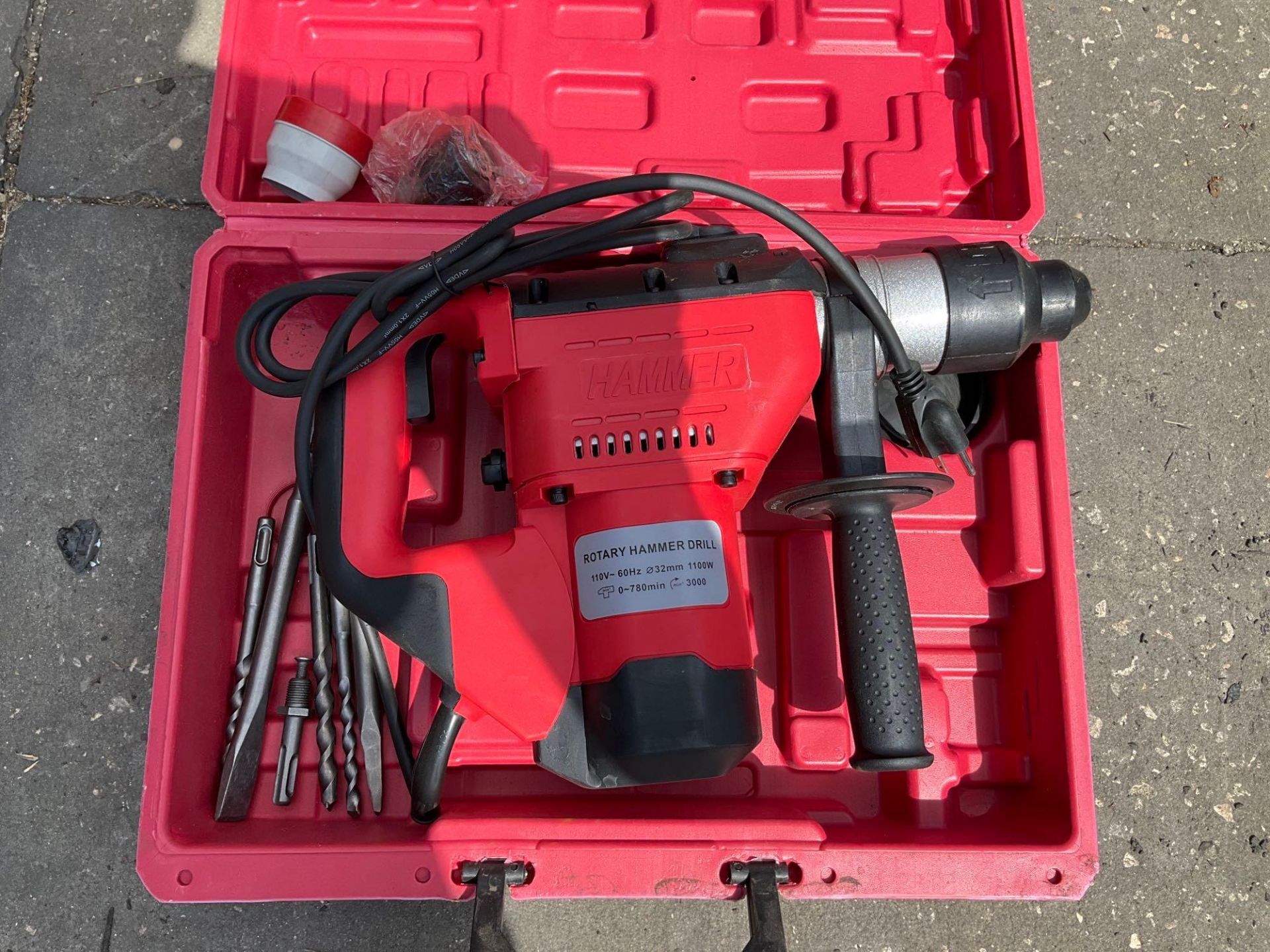 UNUSED ELECTRIC ROTARY HAMMER DRILL WITH CARRY CASE  AND BITS - Image 3 of 4