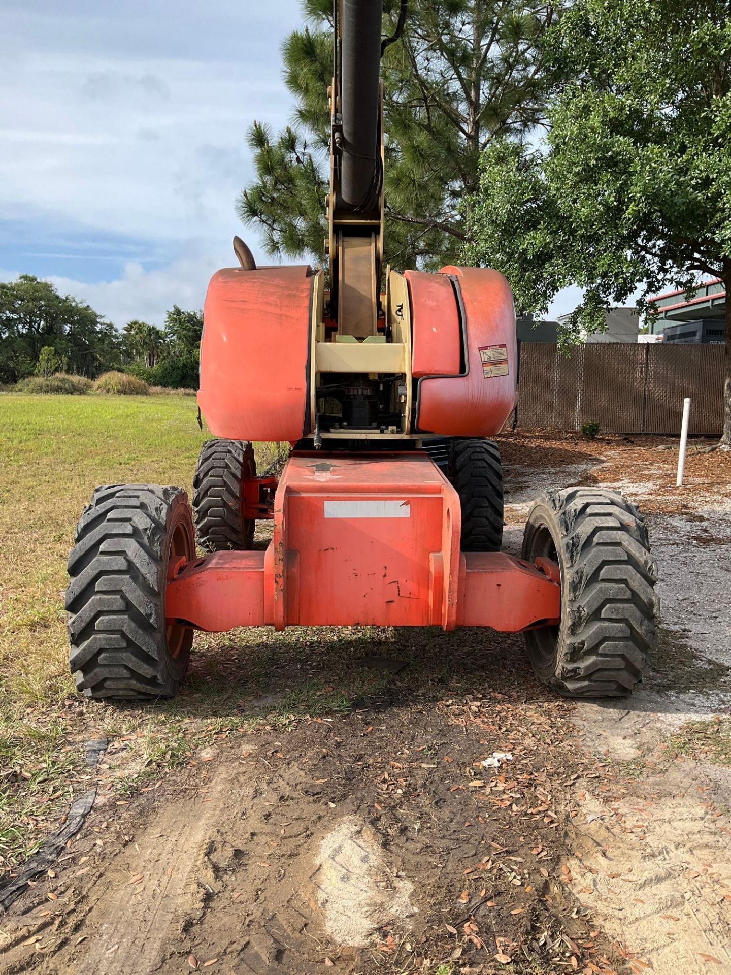 JLG BOOM LIFT MODEL 800S, GAS POWER ,APPROX MAX PLATFORM HEIGHT 80FT, APPROX MAX HORIZONTAL REACH 71 - Image 17 of 23