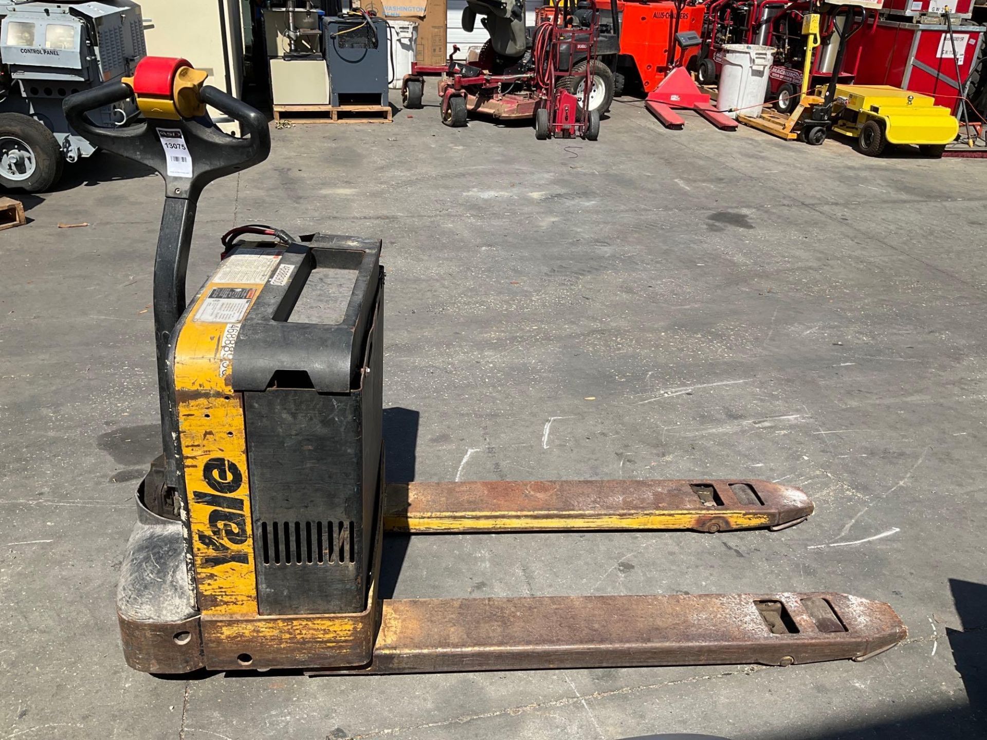 YALE PALLET JACK MODEL MPB040-EN24T2748, ELECTRIC, 24 VOLTS, APPROX MAX CAPACITY 4000LBS, BUILT IN B - Image 2 of 12