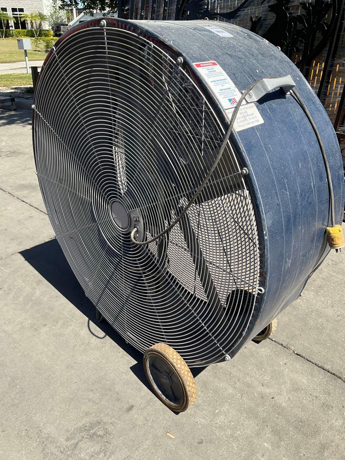 BIG AIR CIRCULATOR FAN ON WHEELS , ELECTRIC, POWERS ON - Image 4 of 4