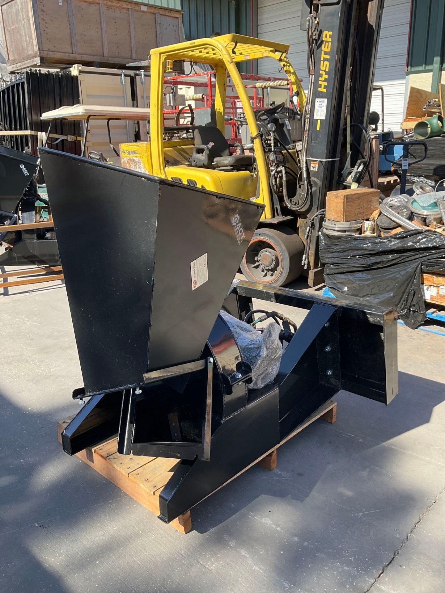UNUSED 2022 MOWER KING WOOD CHIPPER ATTACHMENT FOR UNIVERSAL SKID STEER MODEL SSBX42S - Image 3 of 9