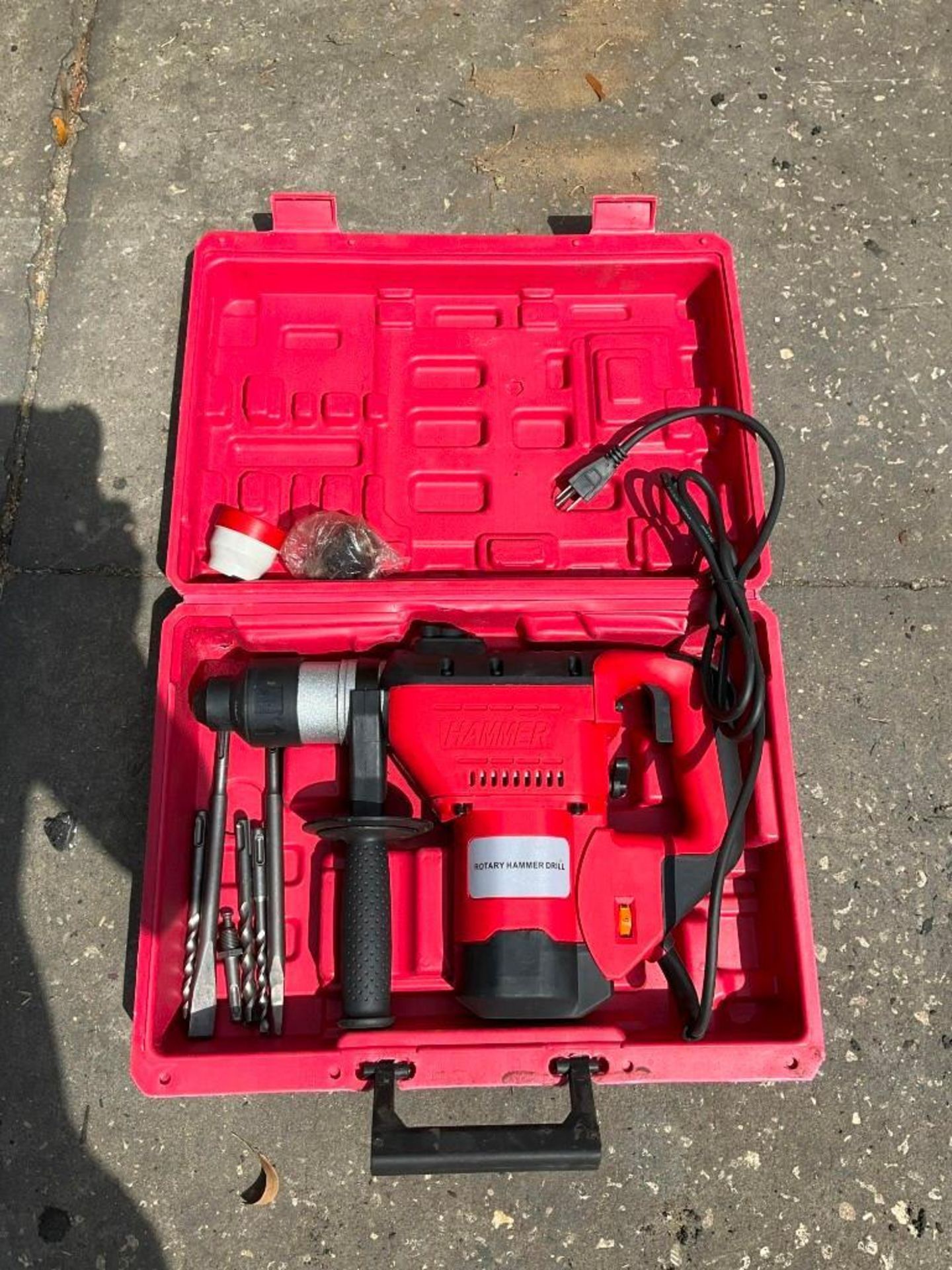 UNUSED ELECTRIC ROTARY HAMMER DRILL WITH CARRY CASE  AND BITS