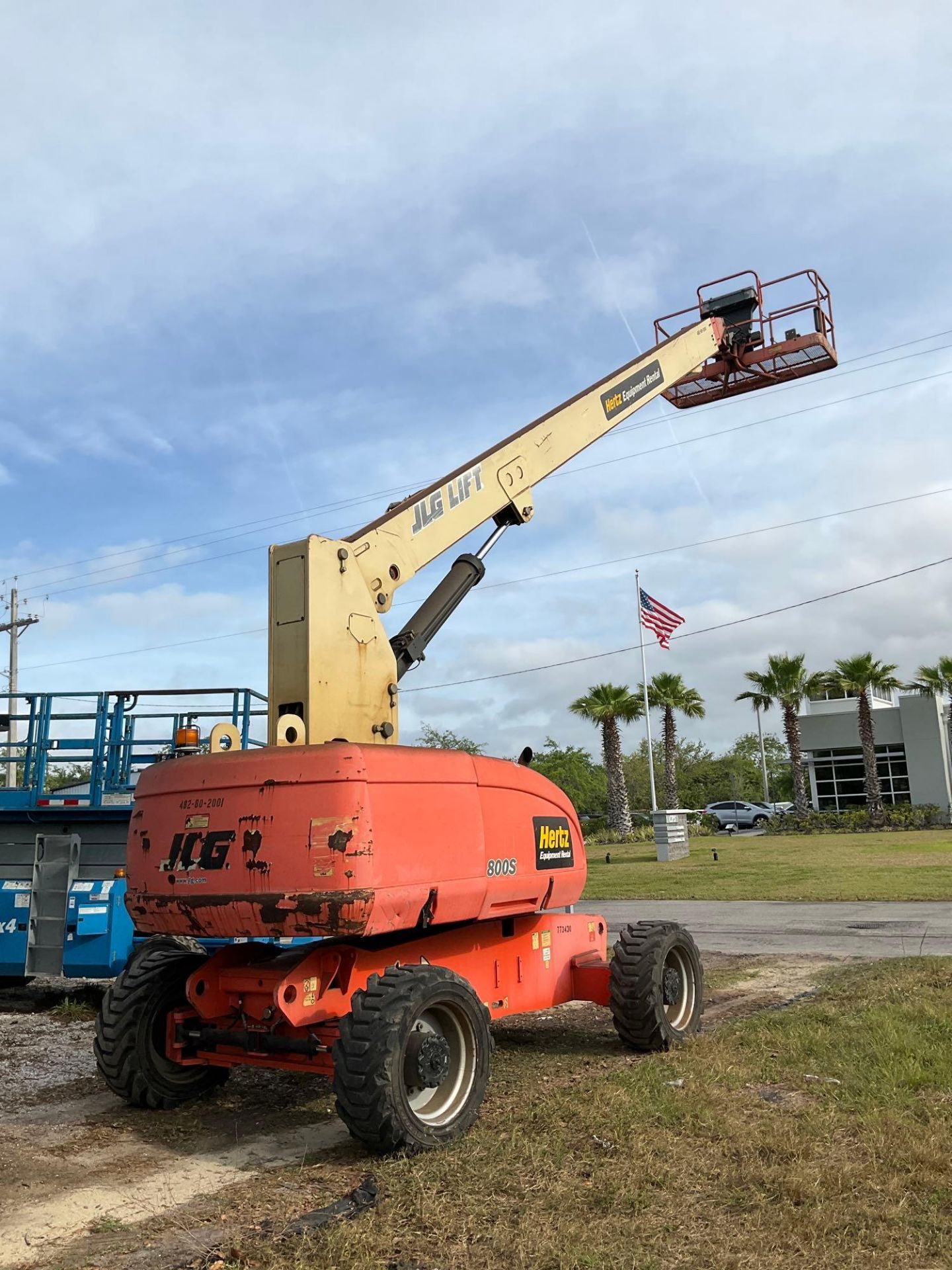 JLG BOOM LIFT MODEL 800S, GAS POWER ,APPROX MAX PLATFORM HEIGHT 80FT, APPROX MAX HORIZONTAL REACH 71 - Image 3 of 23