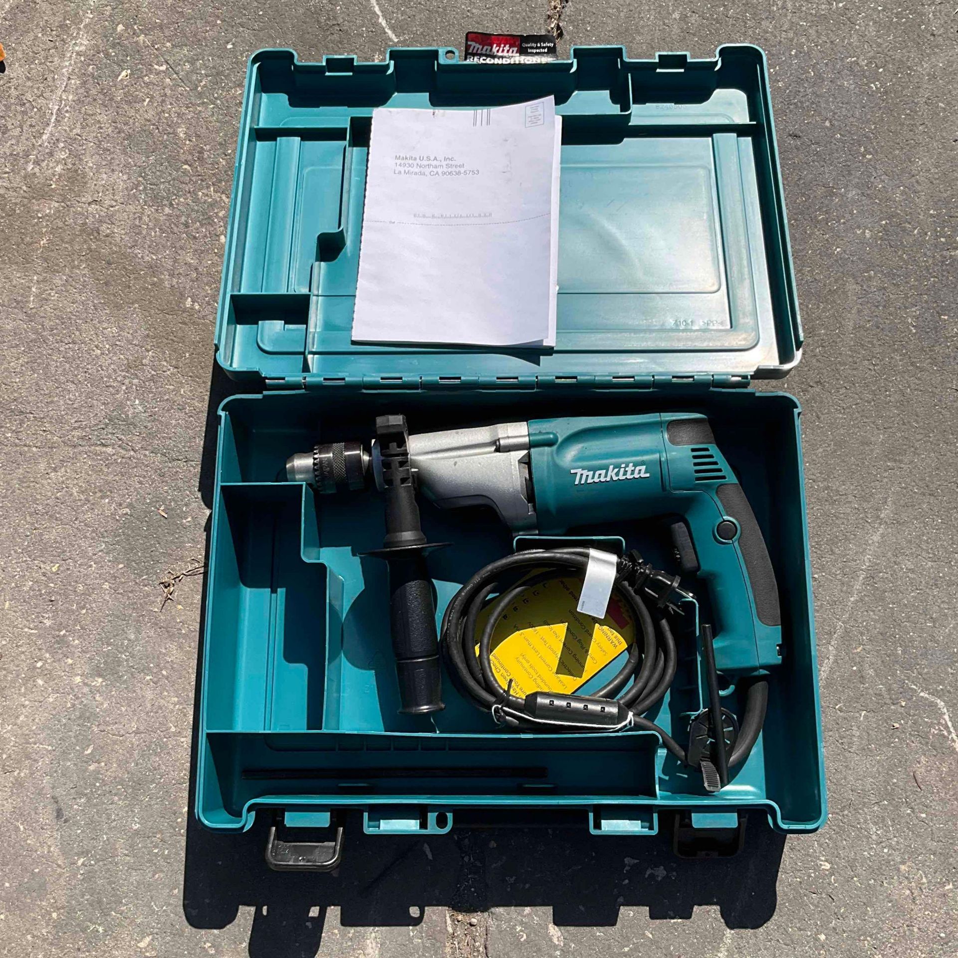 MAKITA 2 SPEED HAMMER DRILL MODEL HP2050 WITH CARRYING CASE , APPROX 120VOLTS, APPROX 6.6A, INSTRUCT - Image 2 of 5