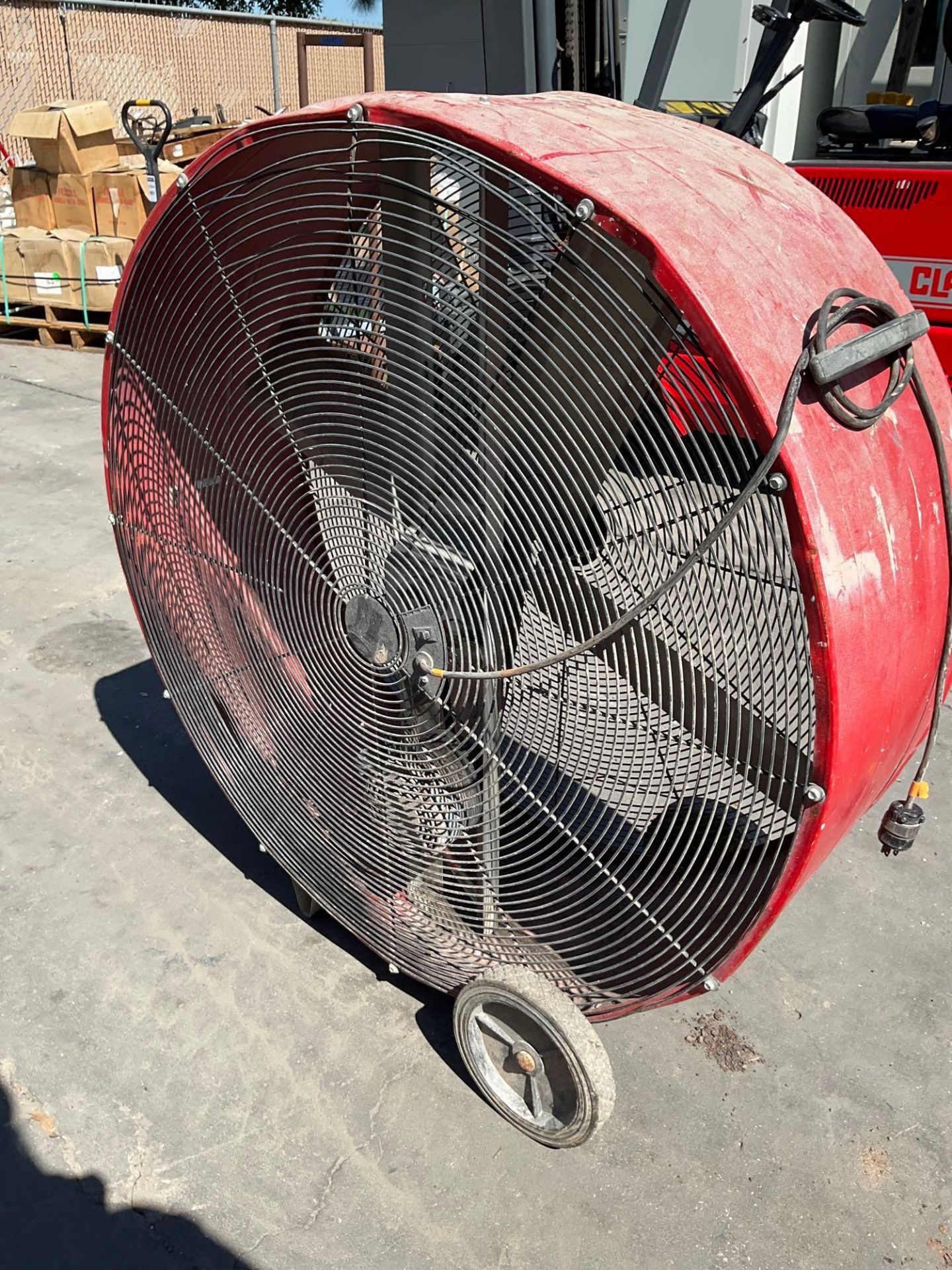 VENTAMATIC MAXX AIR CIRCULATOR FAN ON WHEELS , ELECTRIC, POWERS ON - Image 3 of 4