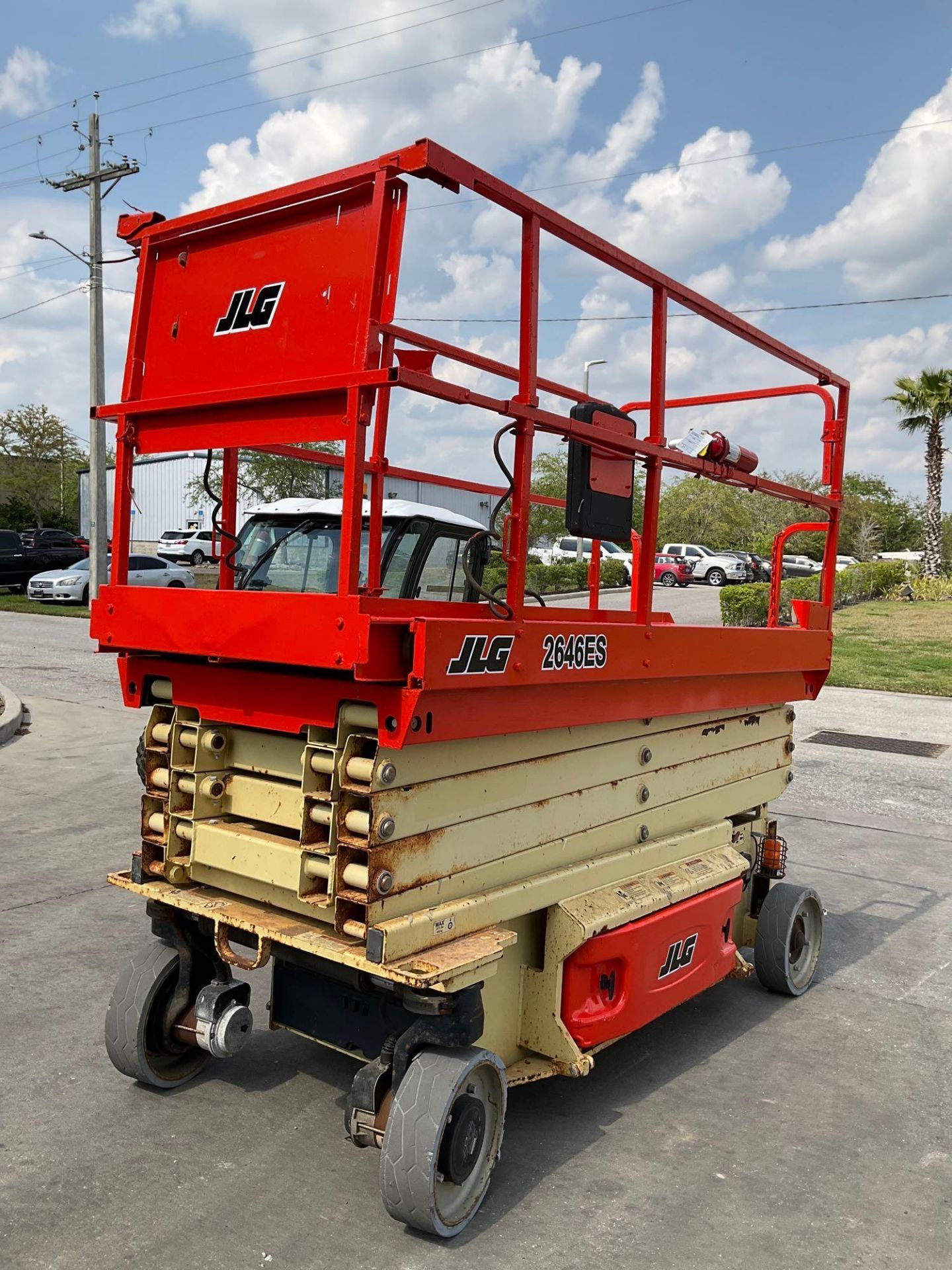 JLG SCISSOR LIFT MODEL 2646ES, ELECTRIC, APPROX MAX PLATFORM HEIGHT 26FT, APPROX 24 VOLTS - Image 6 of 13