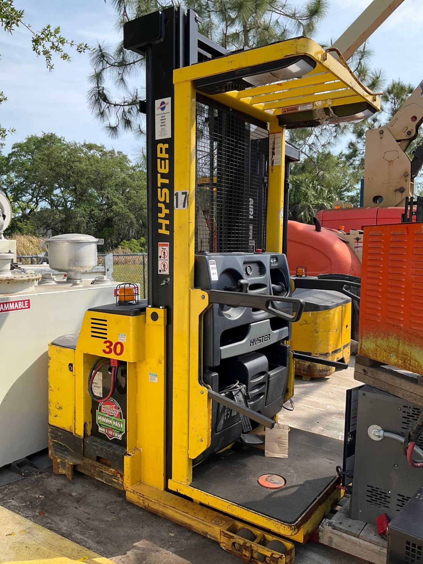 HYSTER ORDER PICKER MODEL R30XMS2, ELECTRIC, APPROX 24VOLTS, APPROX MAX CAPACITY 3000LBS, APPROX MAX - Image 3 of 9