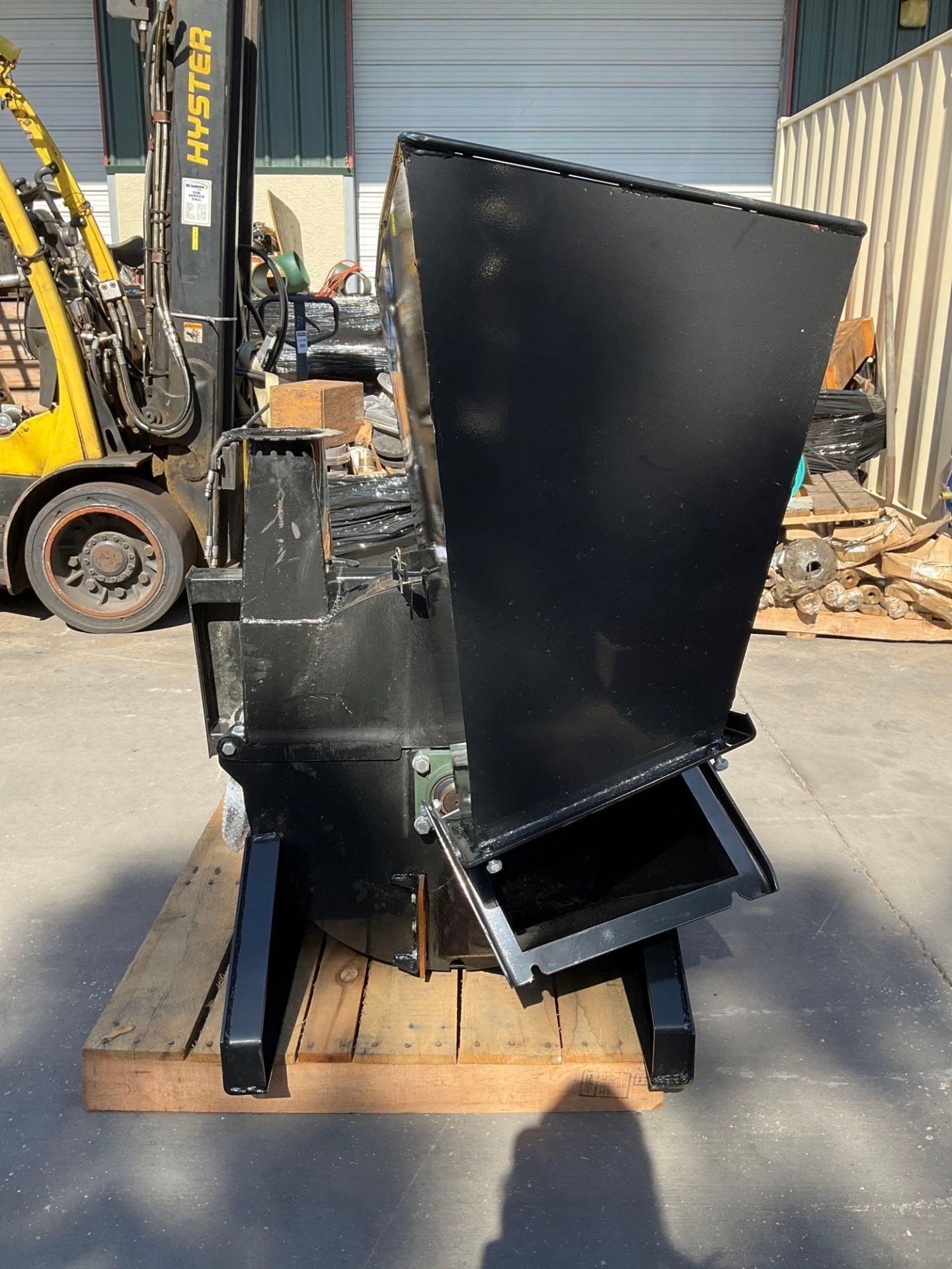 UNUSED 2022 MOWER KING WOOD CHIPPER ATTACHMENT FOR UNIVERSAL SKID STEER MODEL SSBX42S - Image 4 of 9