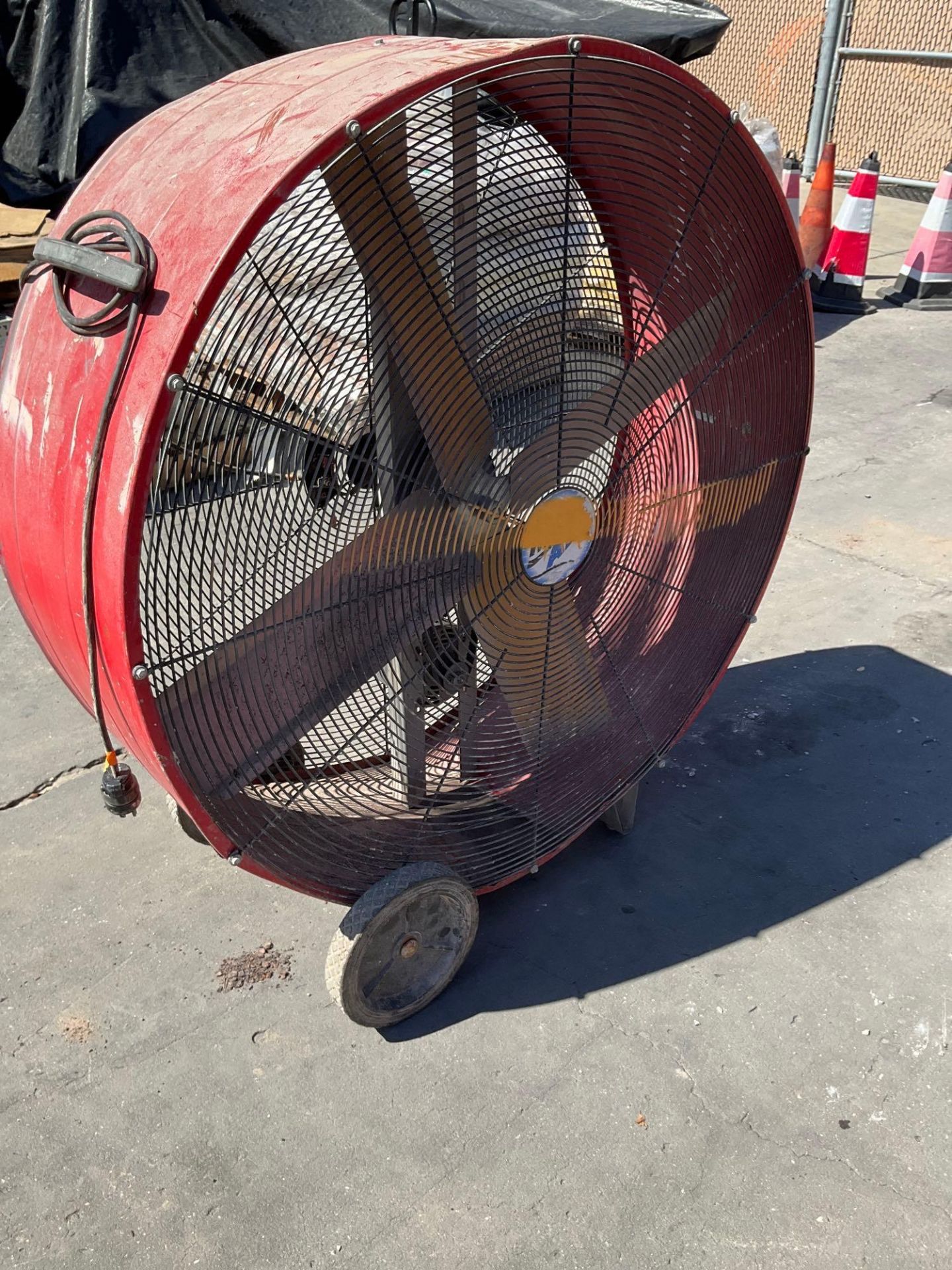 VENTAMATIC MAXX AIR CIRCULATOR FAN ON WHEELS , ELECTRIC, POWERS ON - Image 2 of 4