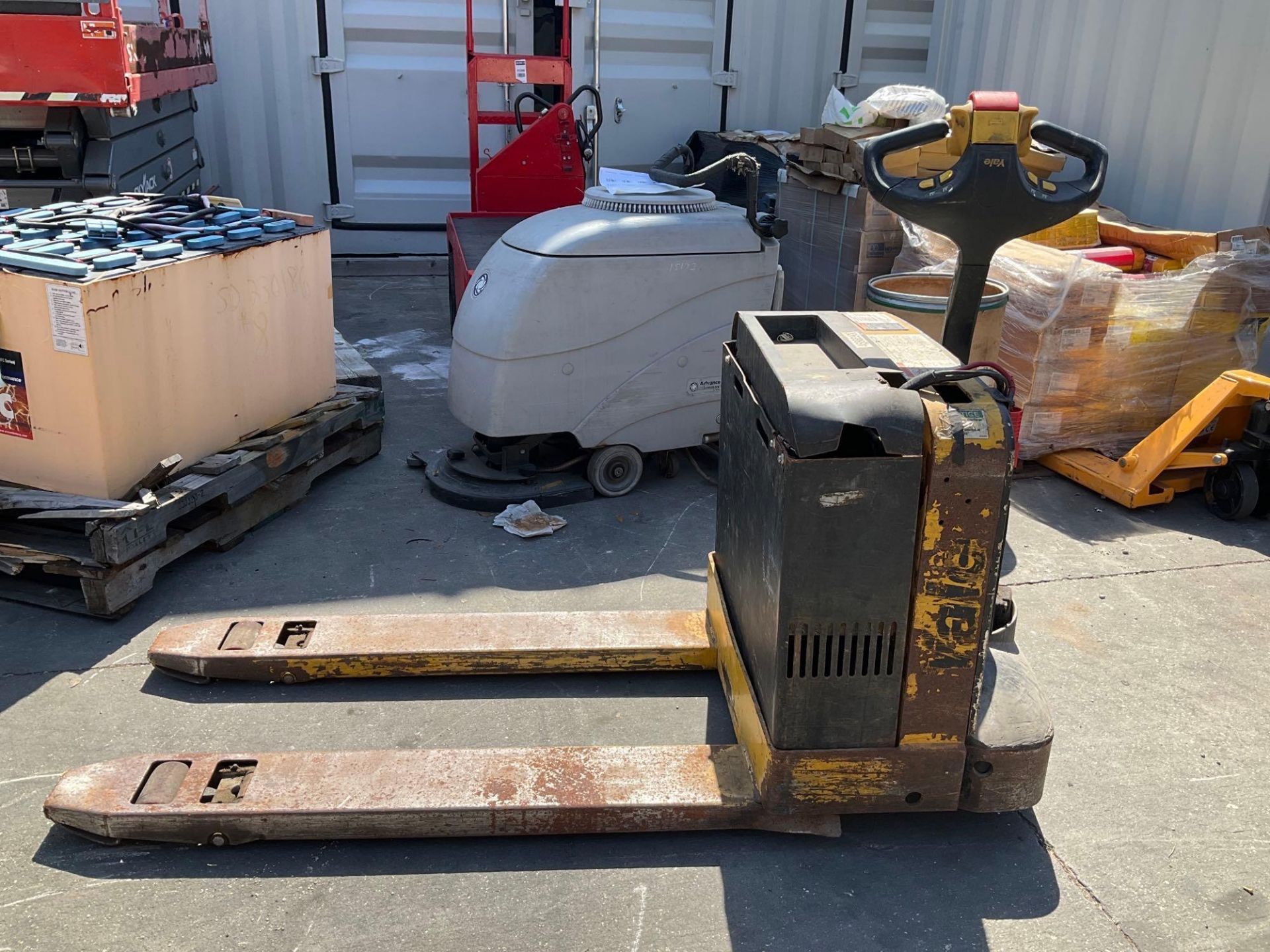 YALE PALLET JACK MODEL MPB040-EN24T2748, ELECTRIC, 24 VOLTS, APPROX MAX CAPACITY 4000LBS, BUILT IN B - Image 6 of 12