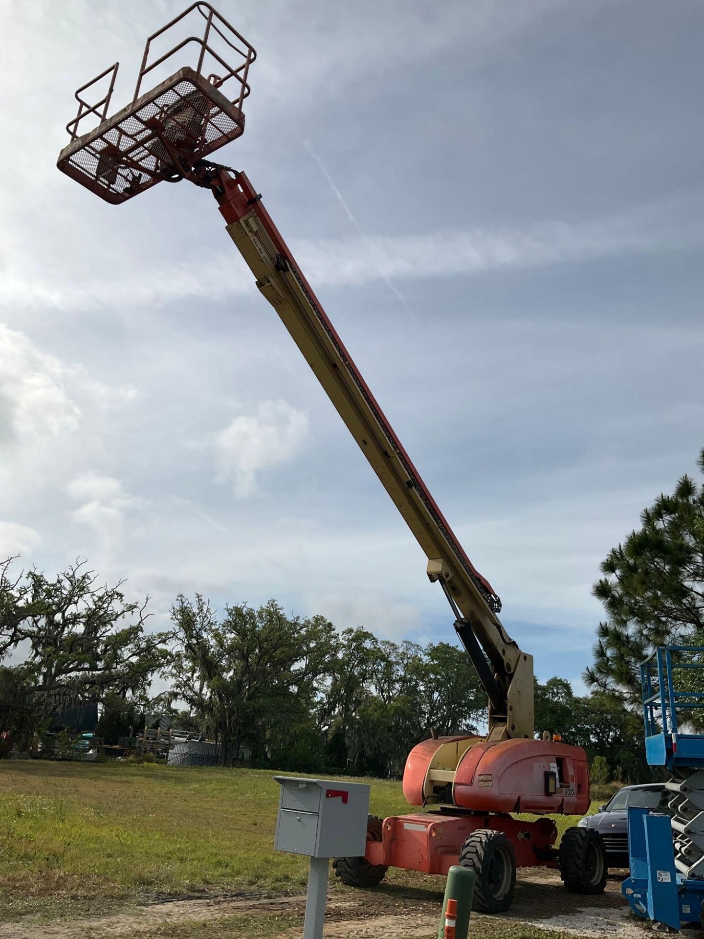 JLG BOOM LIFT MODEL 800S, GAS POWER ,APPROX MAX PLATFORM HEIGHT 80FT, APPROX MAX HORIZONTAL REACH 71 - Image 18 of 23