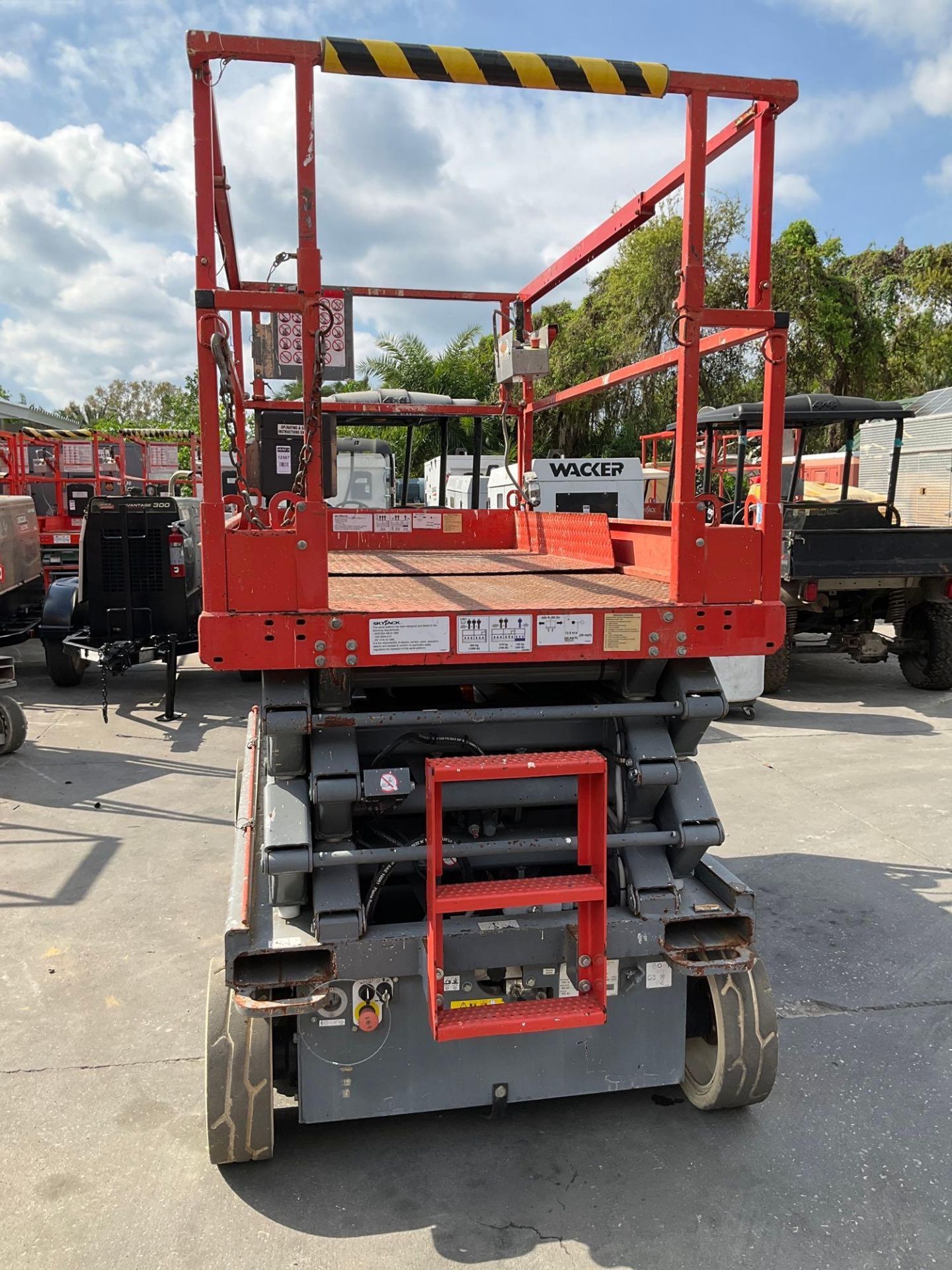 2015 SKYJACK SCISSOR LIFT MODEL SJ 4626, ELECTRIC, APPROX MAX PLATFORM HEIGHT 26FT, NON MARKING TIRE - Image 8 of 15