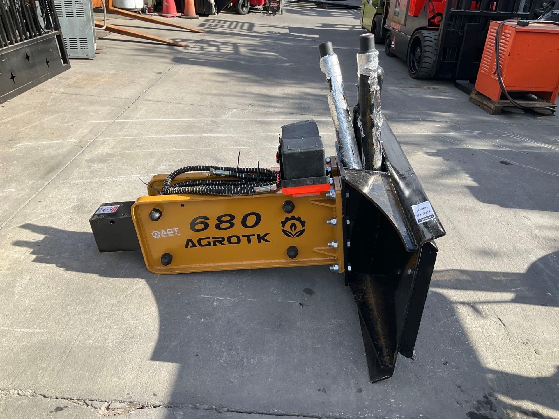 UNUSED 2022 AGROTK 680 HYDRAULIC HAMMER MODEL SSHH680 ATTACHMENT FOR UNIVERSAL SKID STEER - Image 2 of 11