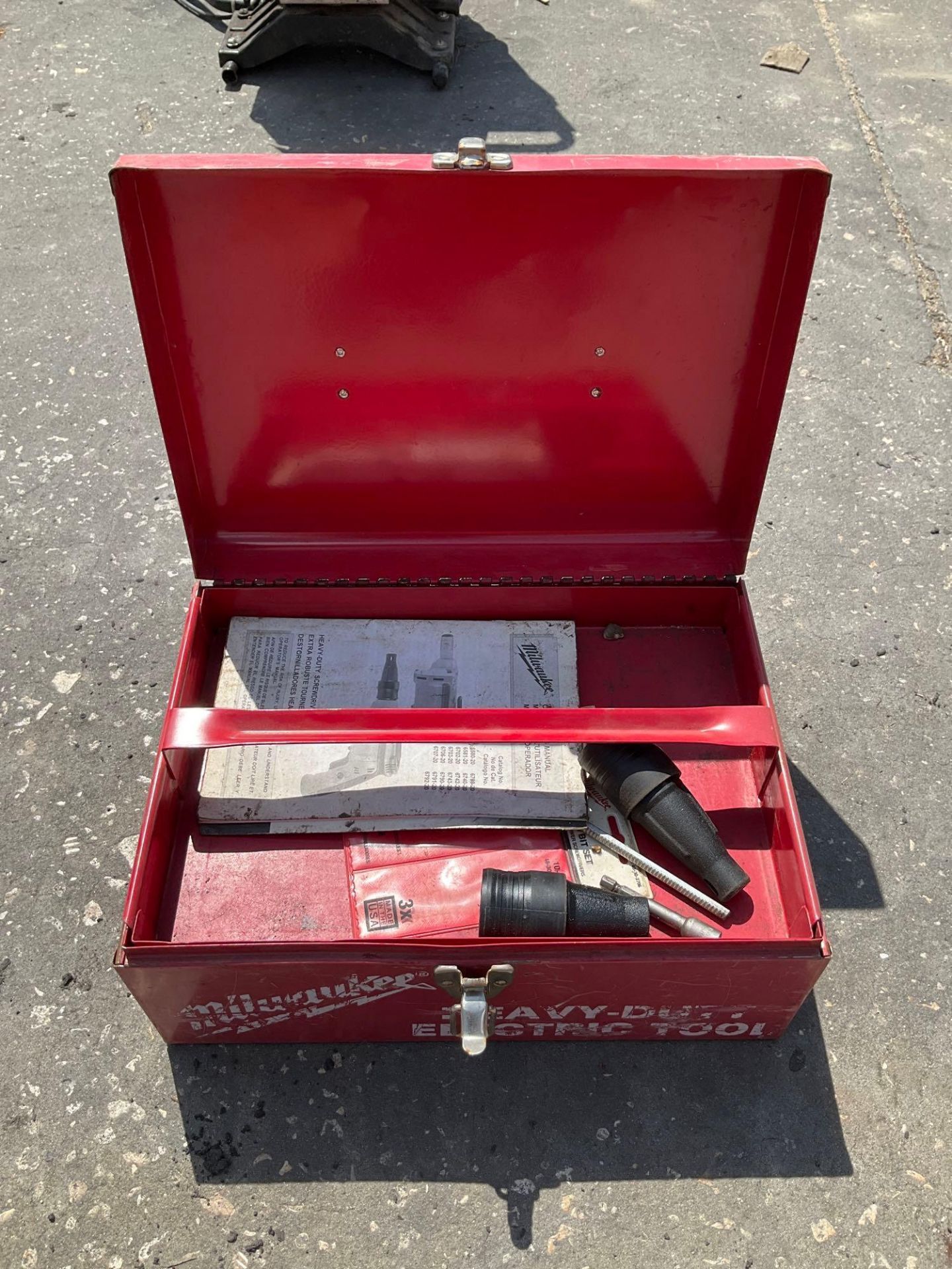 MILWAUKEE HEAVY DUTY ELECTRIC SCREWDRIVER IN CARRYING CASE - Image 2 of 5