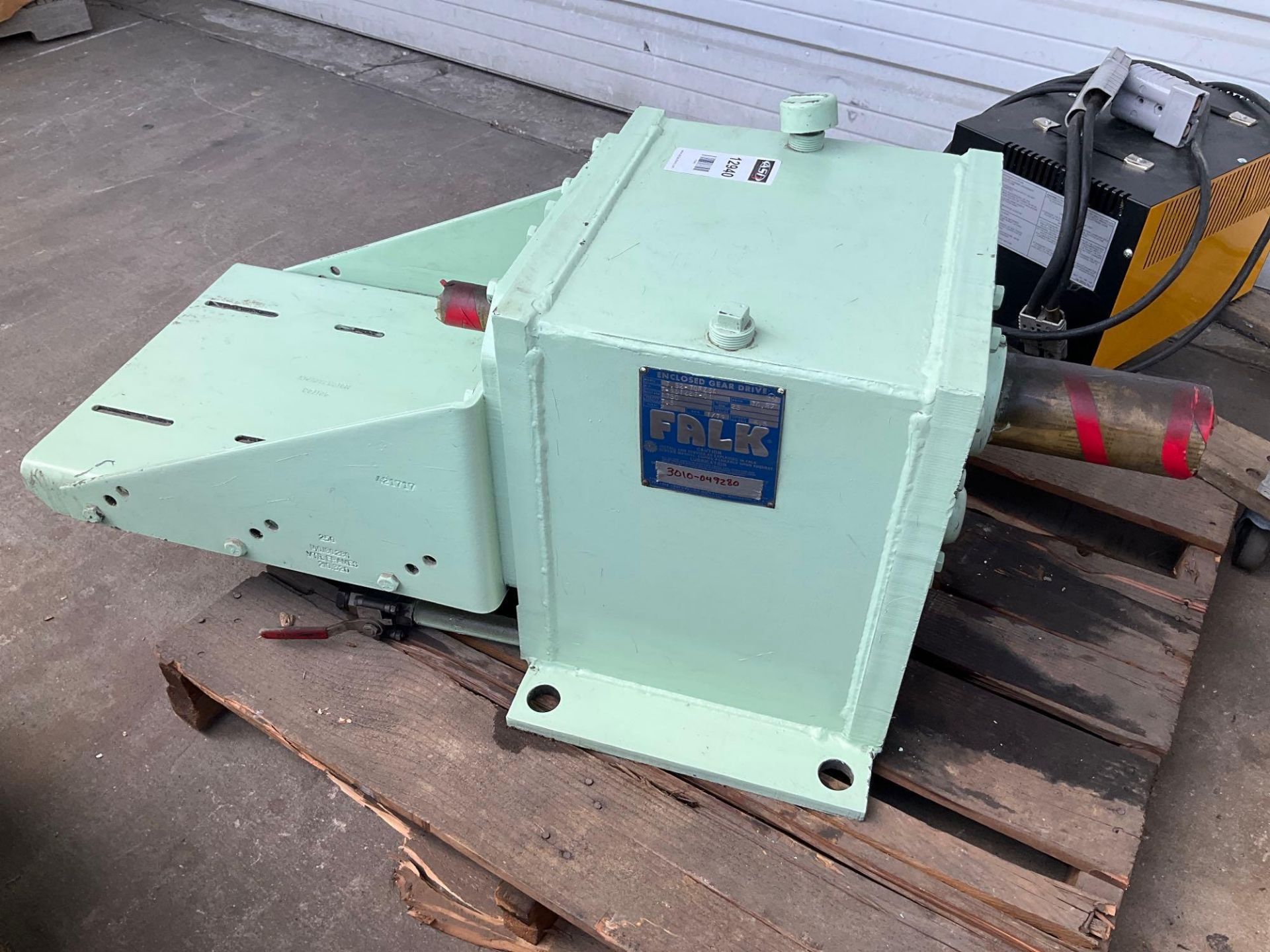 FALK ENCLOSED GEAR DRIVE MODEL 7. 52-70FZ3A, APPROX CLASS 2, APPROX INOUT RPM 1750, APPROX SERVICE R