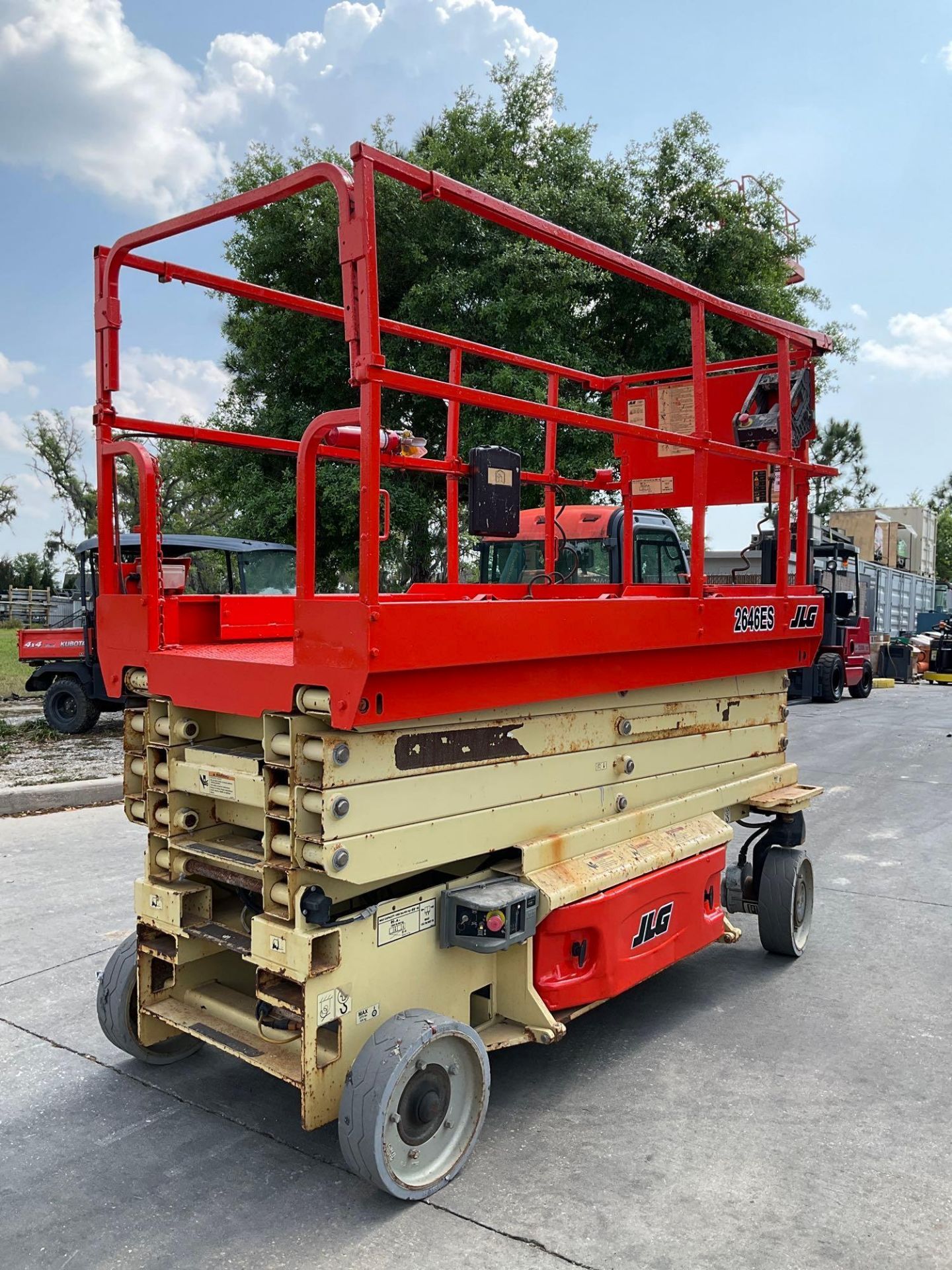 JLG SCISSOR LIFT MODEL 2646ES, ELECTRIC, APPROX MAX PLATFORM HEIGHT 26FT, APPROX 24 VOLTS - Image 2 of 13