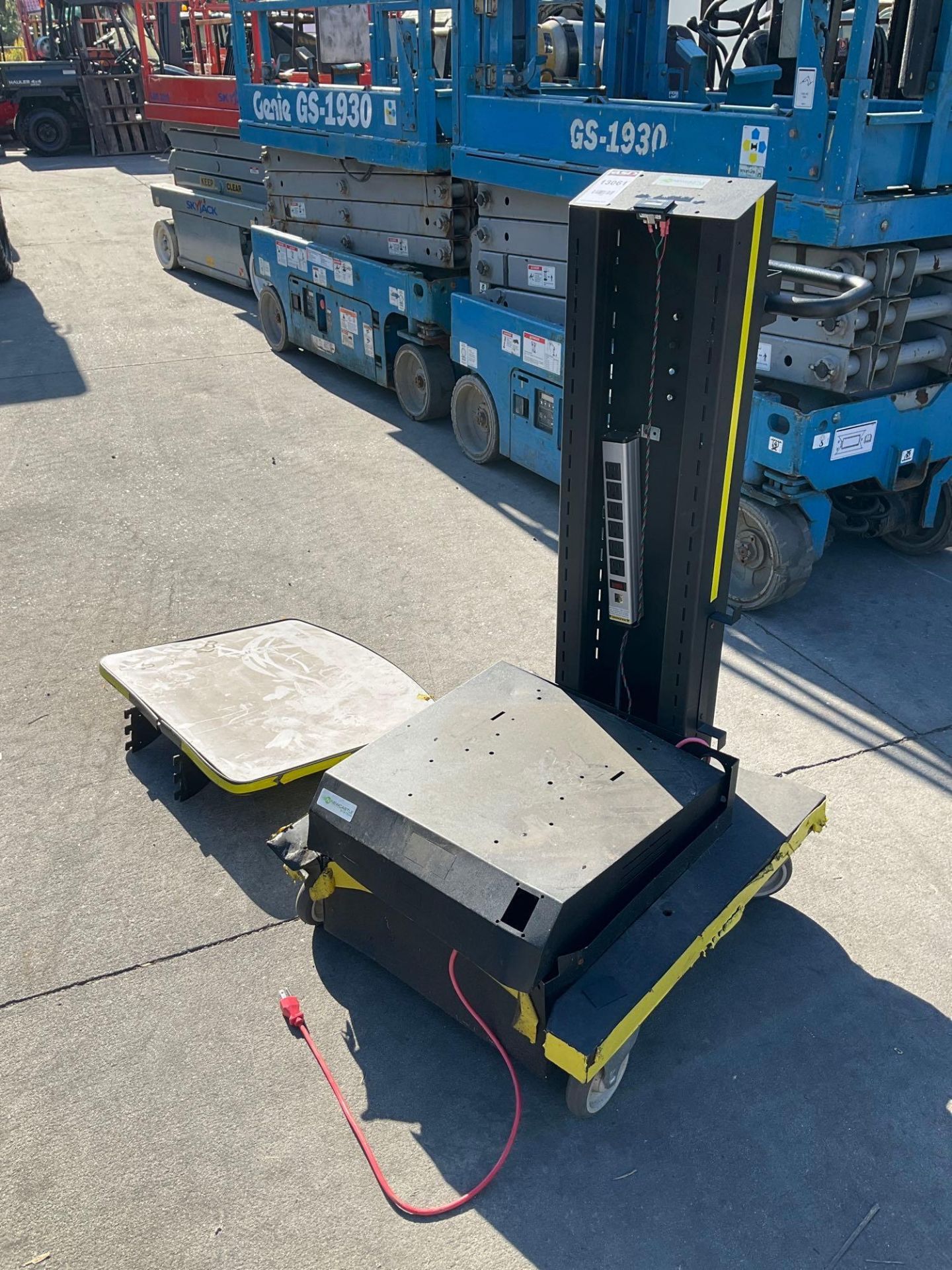 N NEWCASTLE SYSTEMS MOBILE CART WITH BUILT IN BATTERY CHARGER ( DAMAGED DURING SHIPPING )