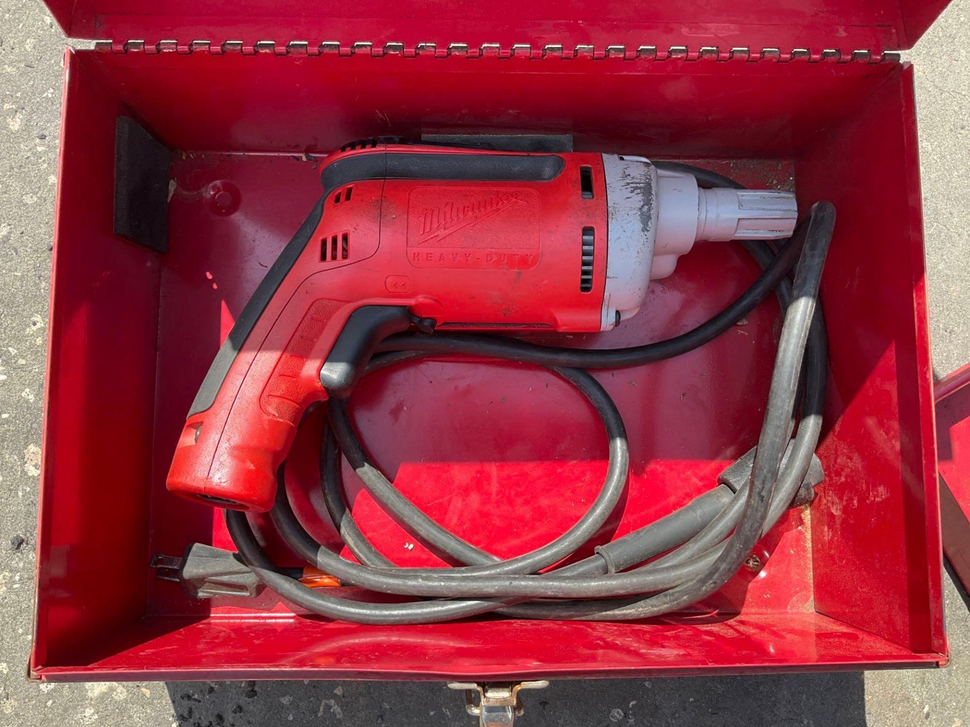 MILWAUKEE HEAVY DUTY ELECTRIC SCREWDRIVER IN CARRYING CASE - Image 4 of 5