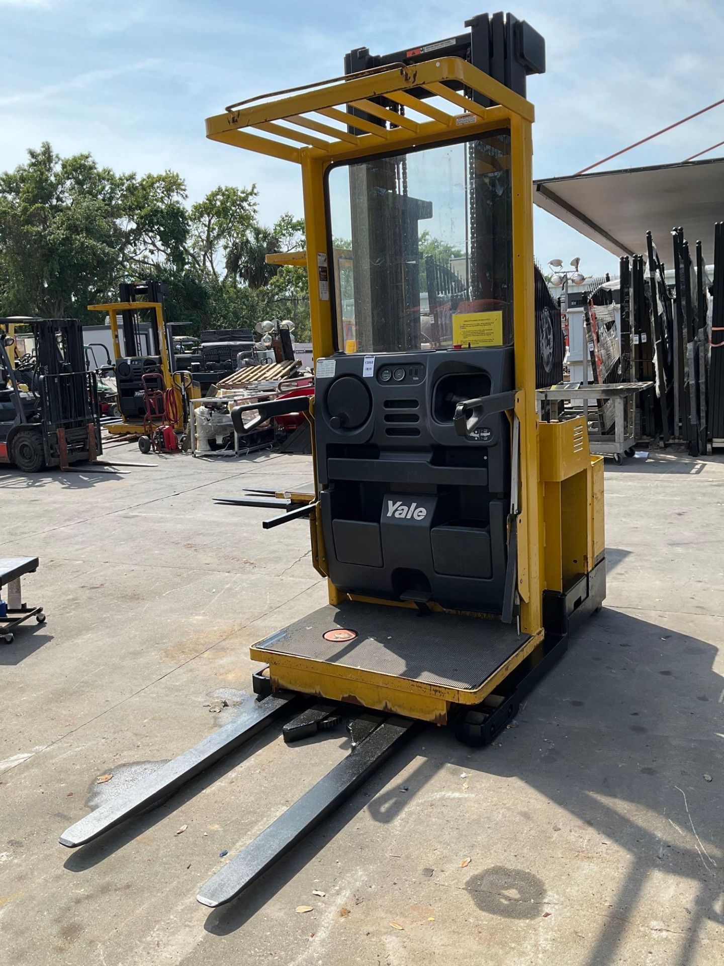 YALE ORDER PICKER MODEL OS030ECN24TE105, ELECTRIC, APPROX 24VOLTS, APPROX MAX CAPACITY 3000LBS, APPR